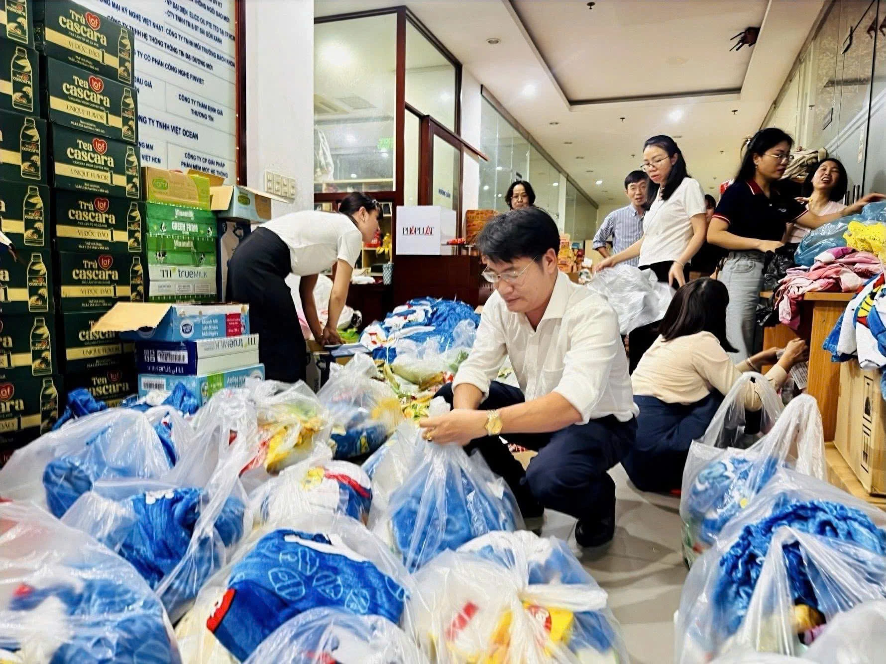 Ông Đinh Đức Thọ, Phó Tổng biên tập báo Pháp Luật TP.HCM, cùng các phóng viên, biên tập viên và người lao động của báo tham gia chuẩn bị hàng hóa gửi đến bà con miền Trung.