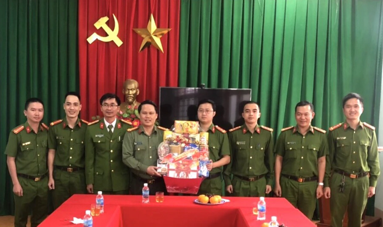 Đại tá Bùi Quang Thanh chúc Tết công an các xã biên giới. Ảnh: MQ Đại tá Bùi Quang Thanh chúc Tết công an các xã biên giới. Ảnh: MQ