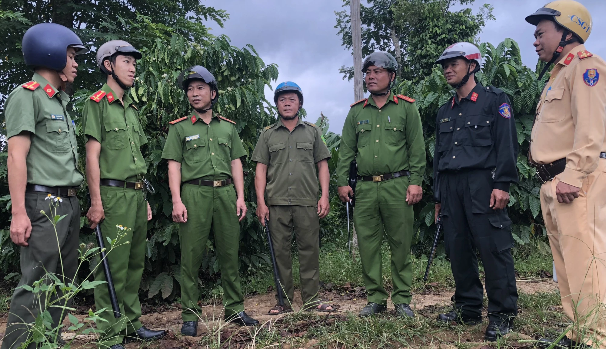 Lực lượng Công an tỉnh Đắk Nông tuần tra đảm bảo vụ thu hoạch cà phê năm 2022. Ảnh: MQ Lực lượng Công an tỉnh Đắk Nông tuần tra đảm bảo vụ thu hoạch cà phê năm 2022. Ảnh: MQ