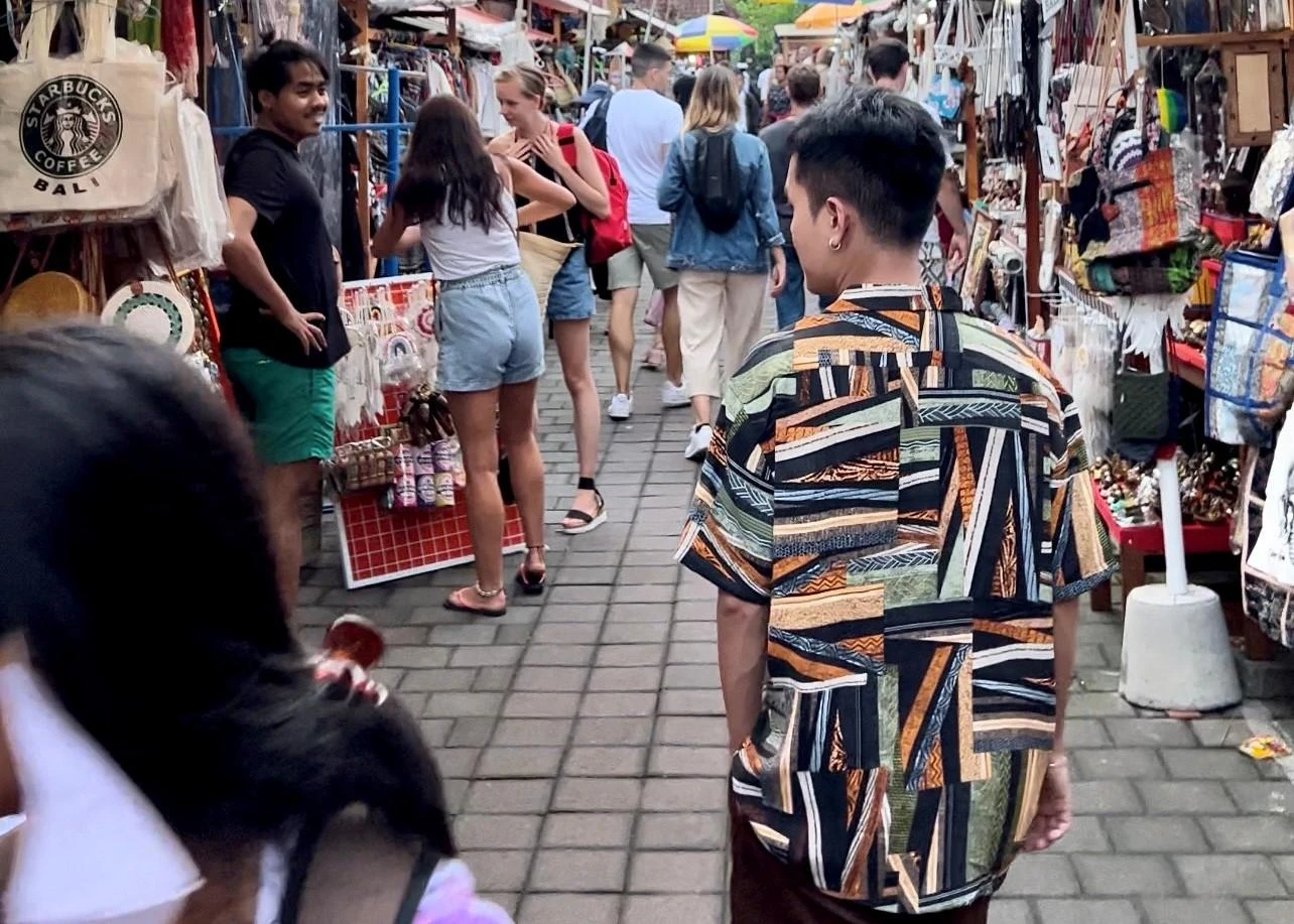 Chợ nghệ thuật Ubud là một điểm nhấn, nổi tiếng về nghệ thuật, hội họa, điêu khắc và thể hiện được nét văn hóa truyền thống của người dân Indonesia. Chợ nghệ thuật Ubud là một điểm nhấn, nổi tiếng về nghệ thuật, hội họa, điêu khắc và thể hiện được nét văn hóa truyền thống của người dân Indonesia.