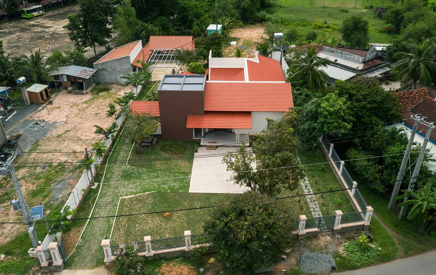Ngôi nhà ba gian thuộc thị trấn Trảng Bàng, tỉnh Tây Ninh. Ngôi nhà ba gian thuộc thị trấn Trảng Bàng, tỉnh Tây Ninh.