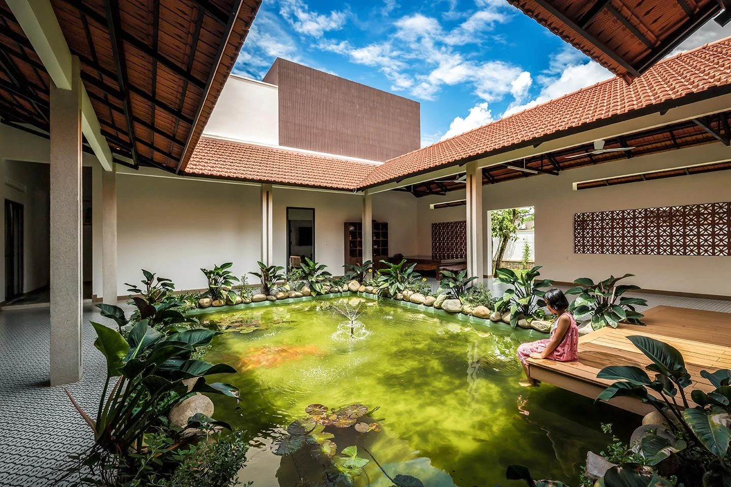 Sân trong là hồ cá, đón nắng, đón gió cho ngôi nhà ba gian. Sân trong là hồ cá, đón nắng, đón gió cho ngôi nhà ba gian.