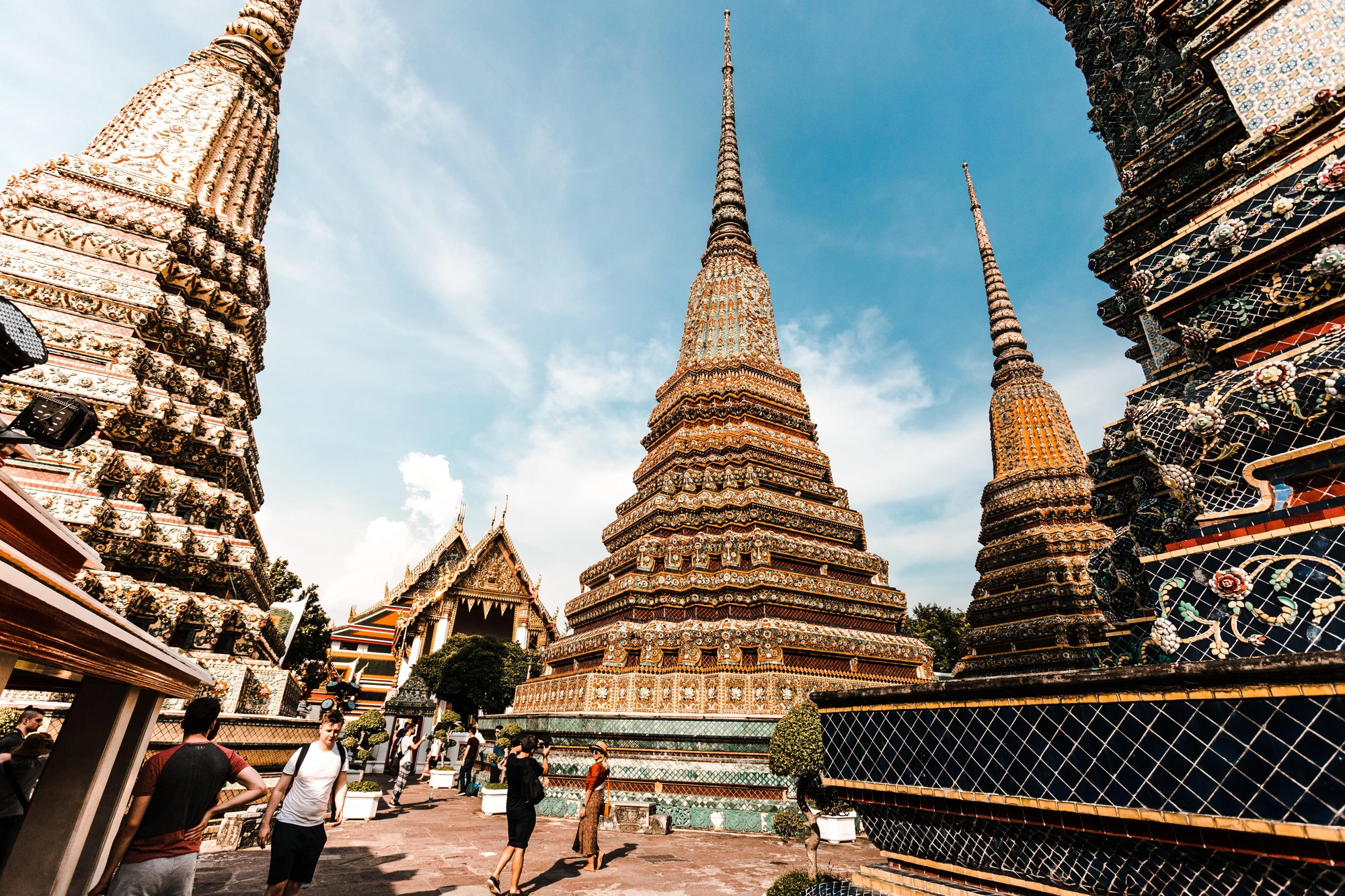 Bên cạnh những khung cảnh thiên nhiên thơ mộng, Thái Lan là điểm đến du lịch nổi tiếng công trình kiến trúc Phật giáo. Bên cạnh những khung cảnh thiên nhiên thơ mộng, Thái Lan là điểm đến du lịch nổi tiếng công trình kiến trúc Phật giáo.