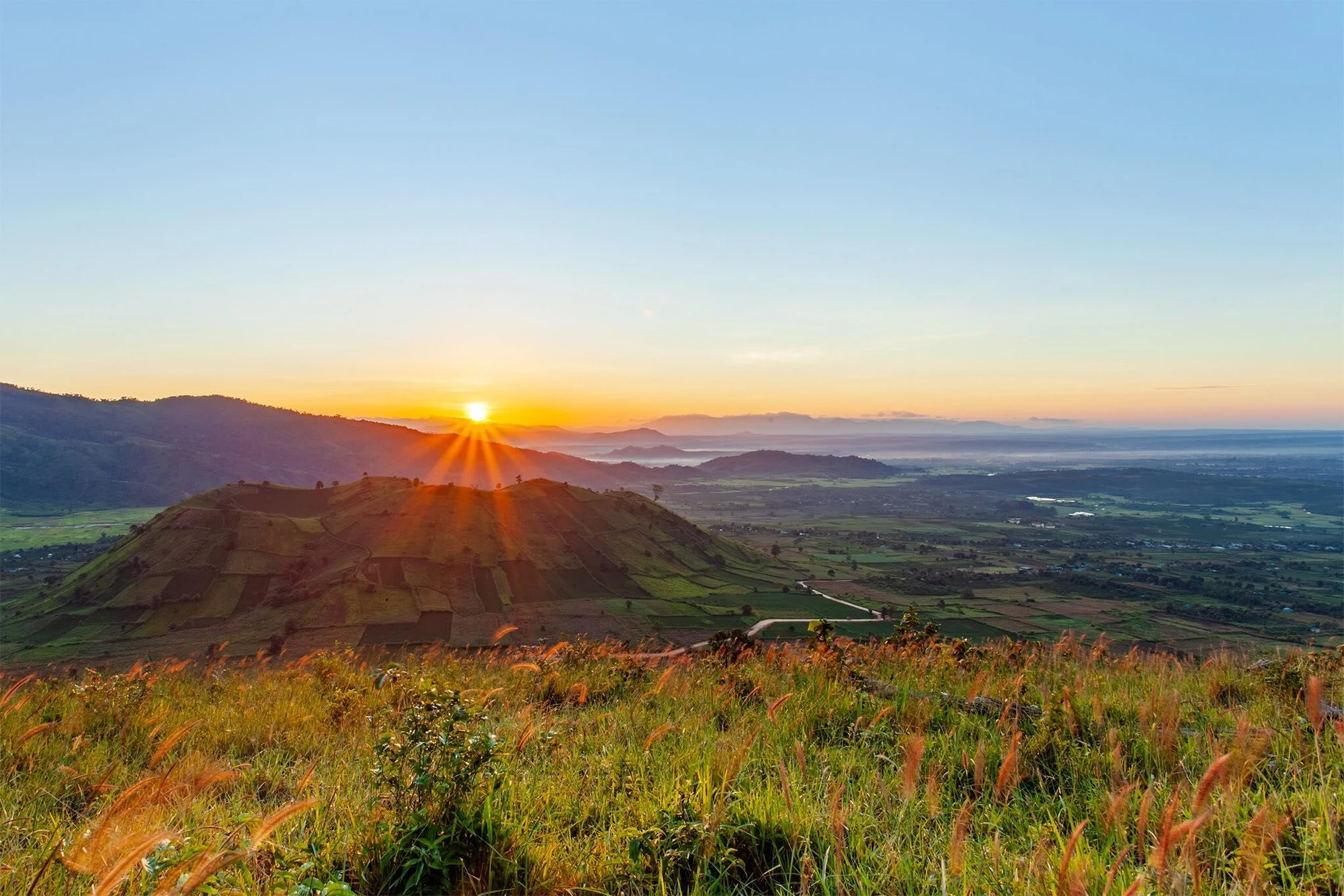 Núi lửa Chư Đăng Ya nằm cách TP Pleiku, tỉnh Gia Lai khoảng 30 km về phía bắc. Ảnh: CHU THẾ DŨNG. Núi lửa Chư Đăng Ya nằm cách TP Pleiku, tỉnh Gia Lai khoảng 30 km về phía bắc. Ảnh: CHU THẾ DŨNG.