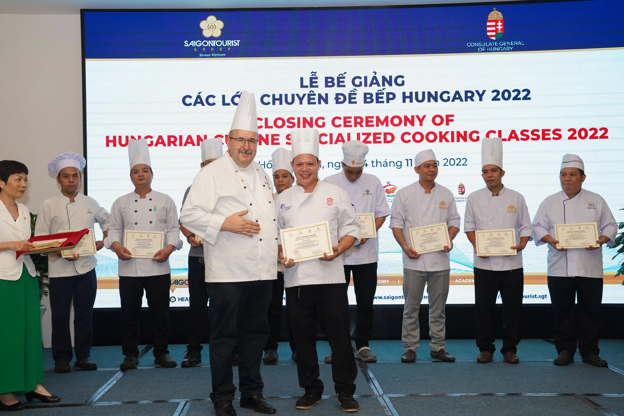 Ông Béla Prohászka, Đầu bếp chuyên gia cao cấp, Phó Chủ tịch Hiệp hội các giá trị quốc gia Hungary và đặc sản Hungary là người hướng dẫn các học viên. Ông Béla Prohászka, Đầu bếp chuyên gia cao cấp, Phó Chủ tịch Hiệp hội các giá trị quốc gia Hungary và đặc sản Hungary là người hướng dẫn các học viên.