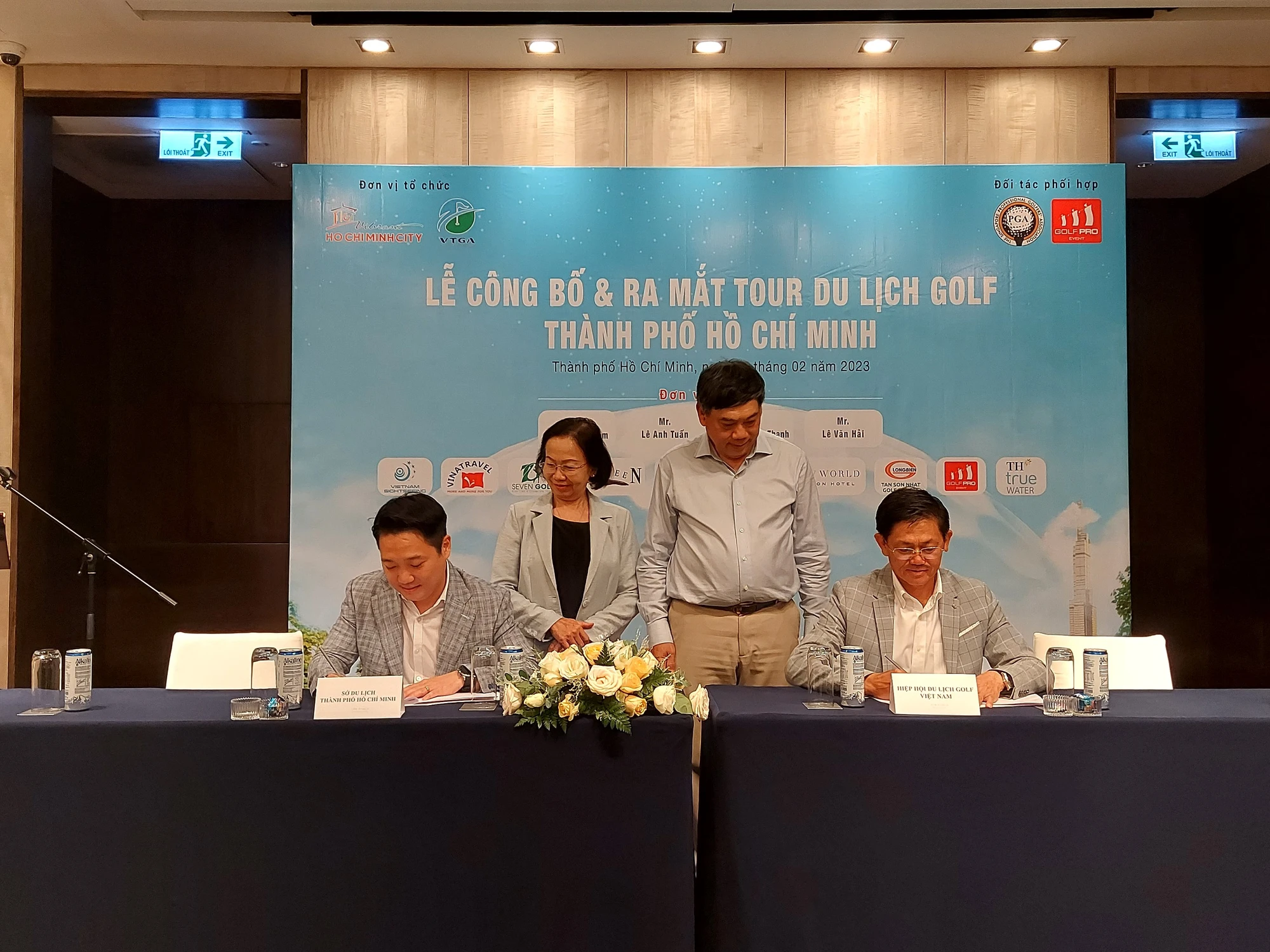 Lãnh đạo Sở Du lịch TP.HCM và Hiệp hội du lịch golf Việt Nam ký kết thỏa thuận.