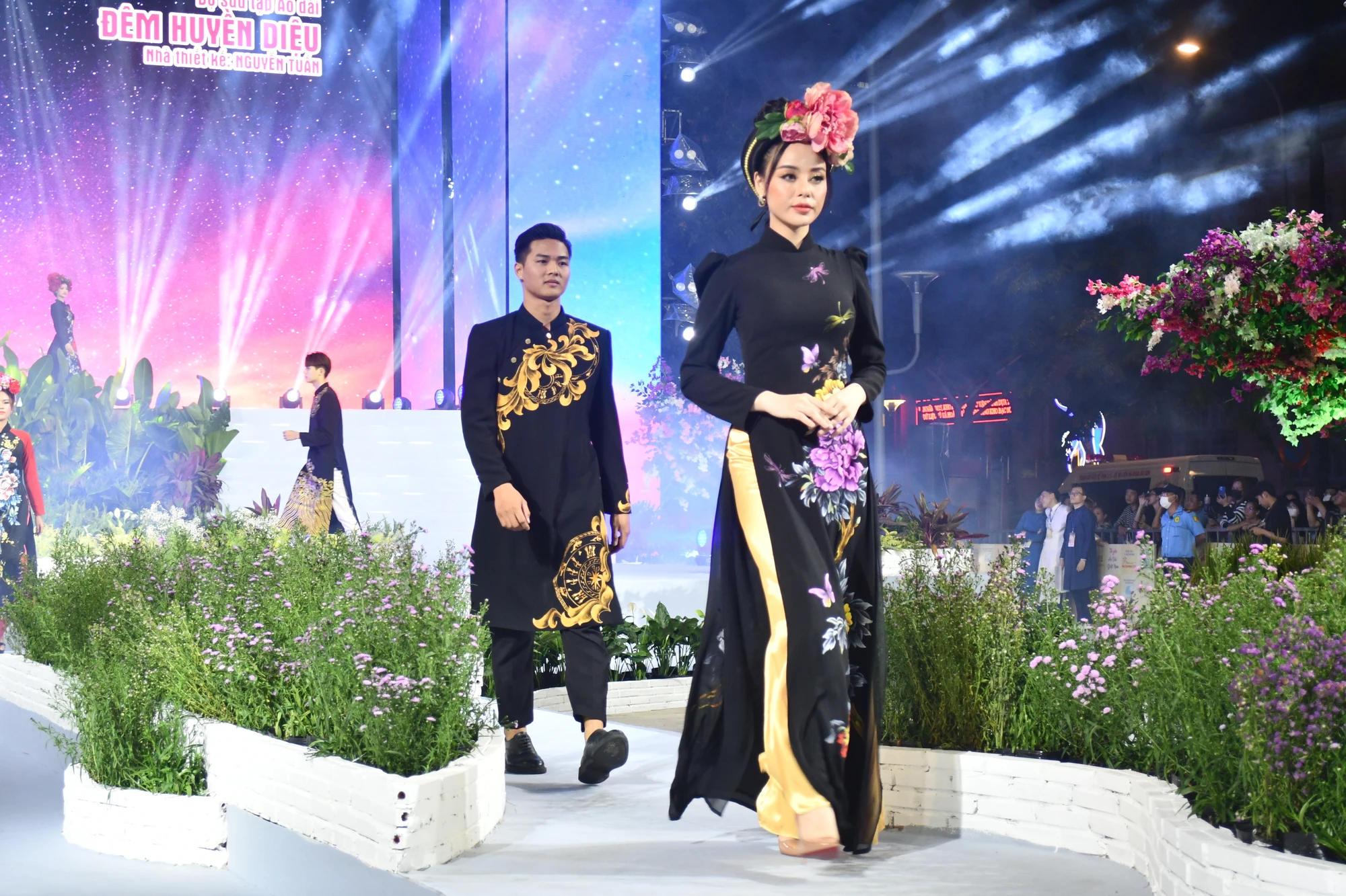 BST "Đêm huyền diệu" của NTK Nguyễn Tuấn. BST "Đêm huyền diệu" của NTK Nguyễn Tuấn.