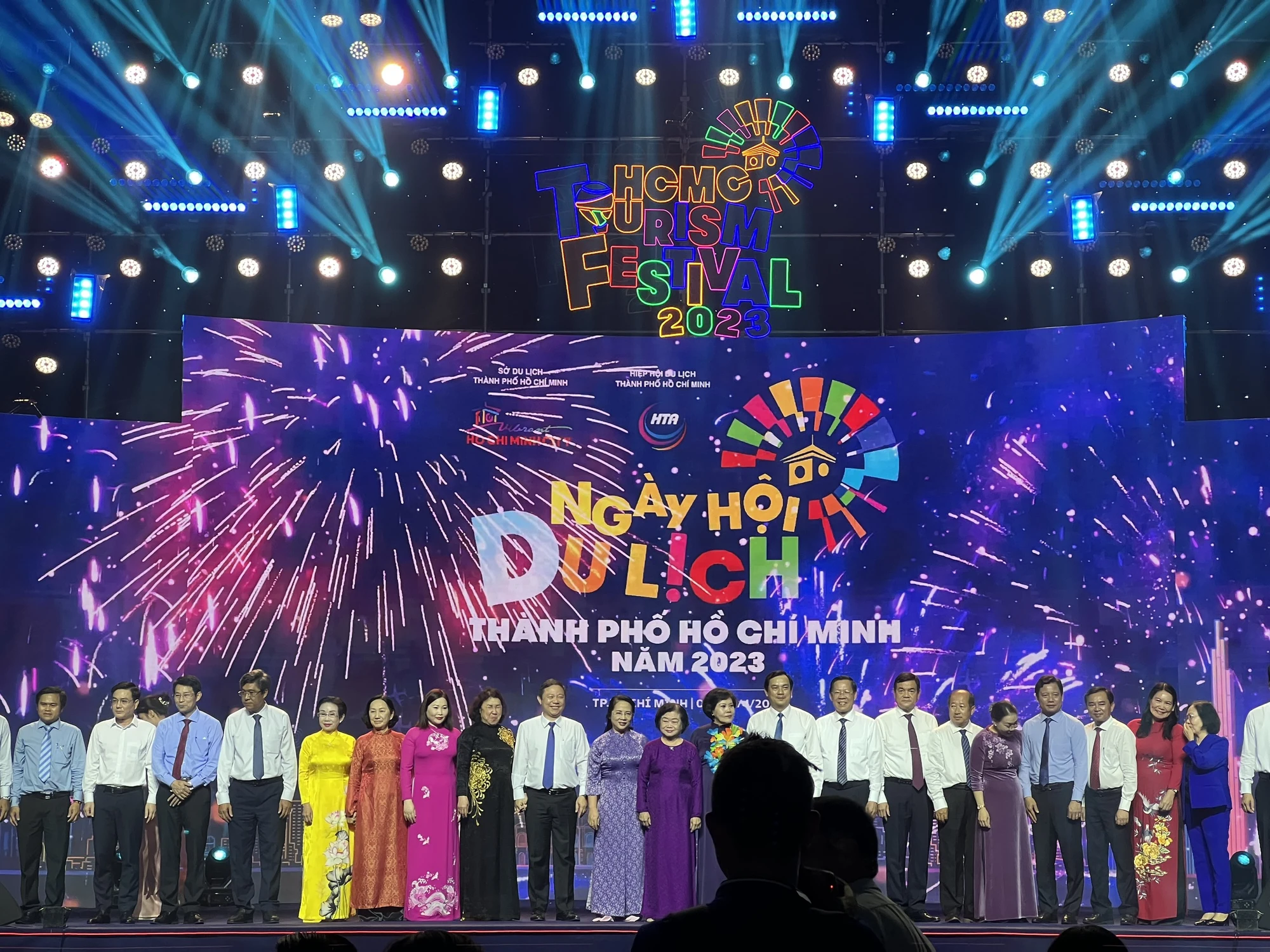 Các đại biểu thực hiện nghi thức khai mạc ngày hội Du lịch TP.HCM 2023.