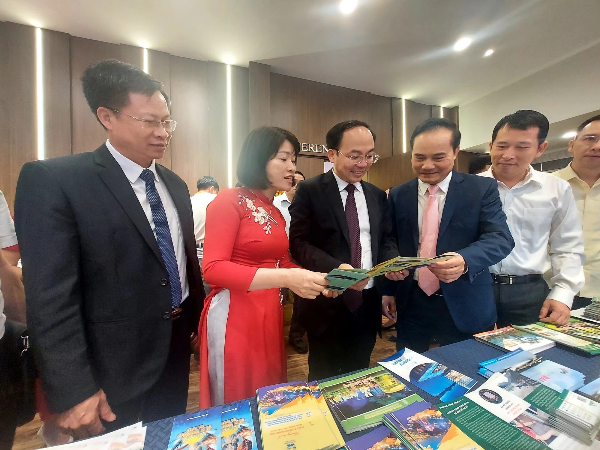 Lãnh đạo các tỉnh Đông Bắc tìm hiểu thông tin du lịch của địa phương.