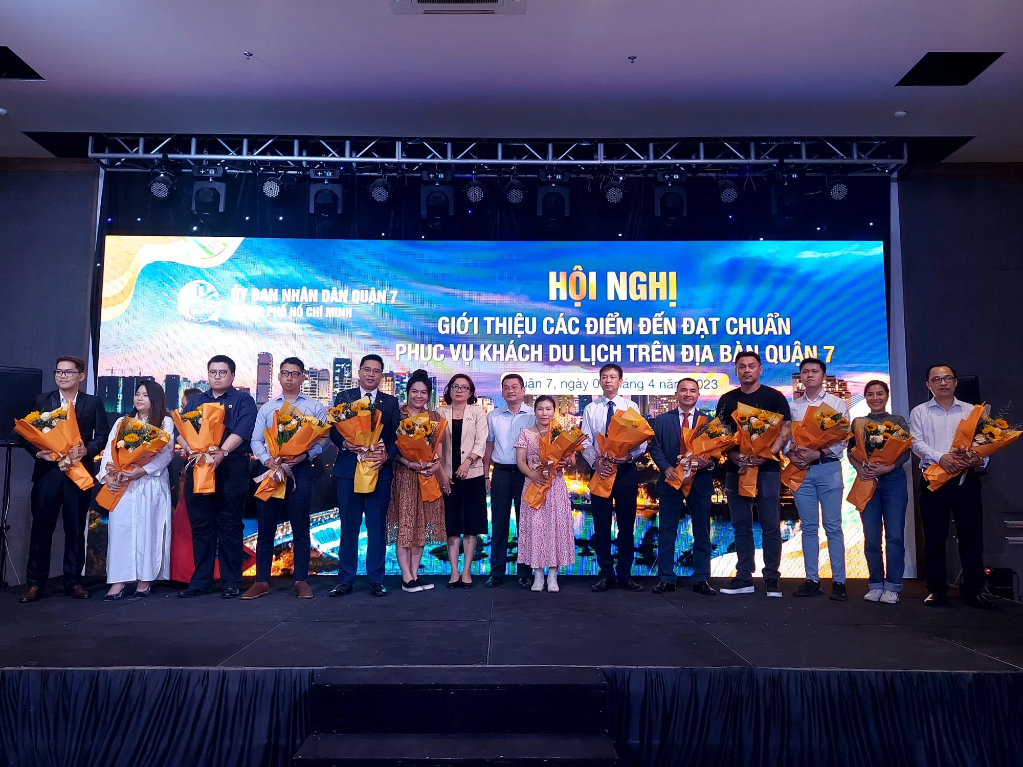 Các cơ sở đạt chuẩn nhận hoa chúc mừng từ lãnh đạo quận và Sở Du lịch.
