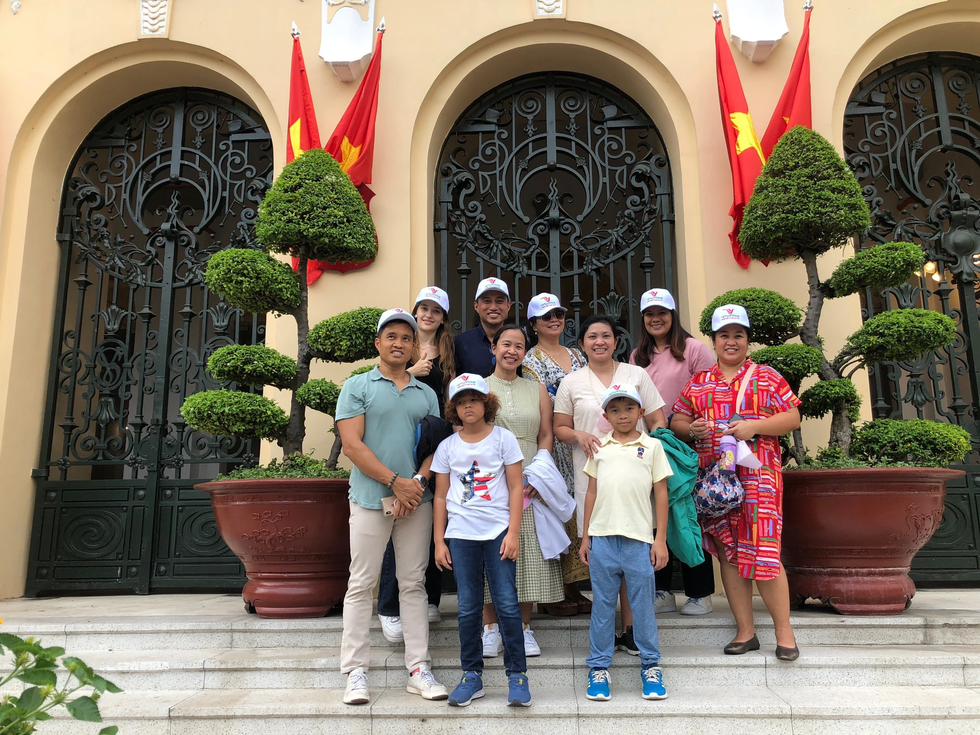 Đoàn khách Philippines rất vinh dự là những du khách đầu tiên được tham quan kiến trúc của trụ sở. Đoàn khách Philippines rất vinh dự là những du khách đầu tiên được tham quan kiến trúc của trụ sở.