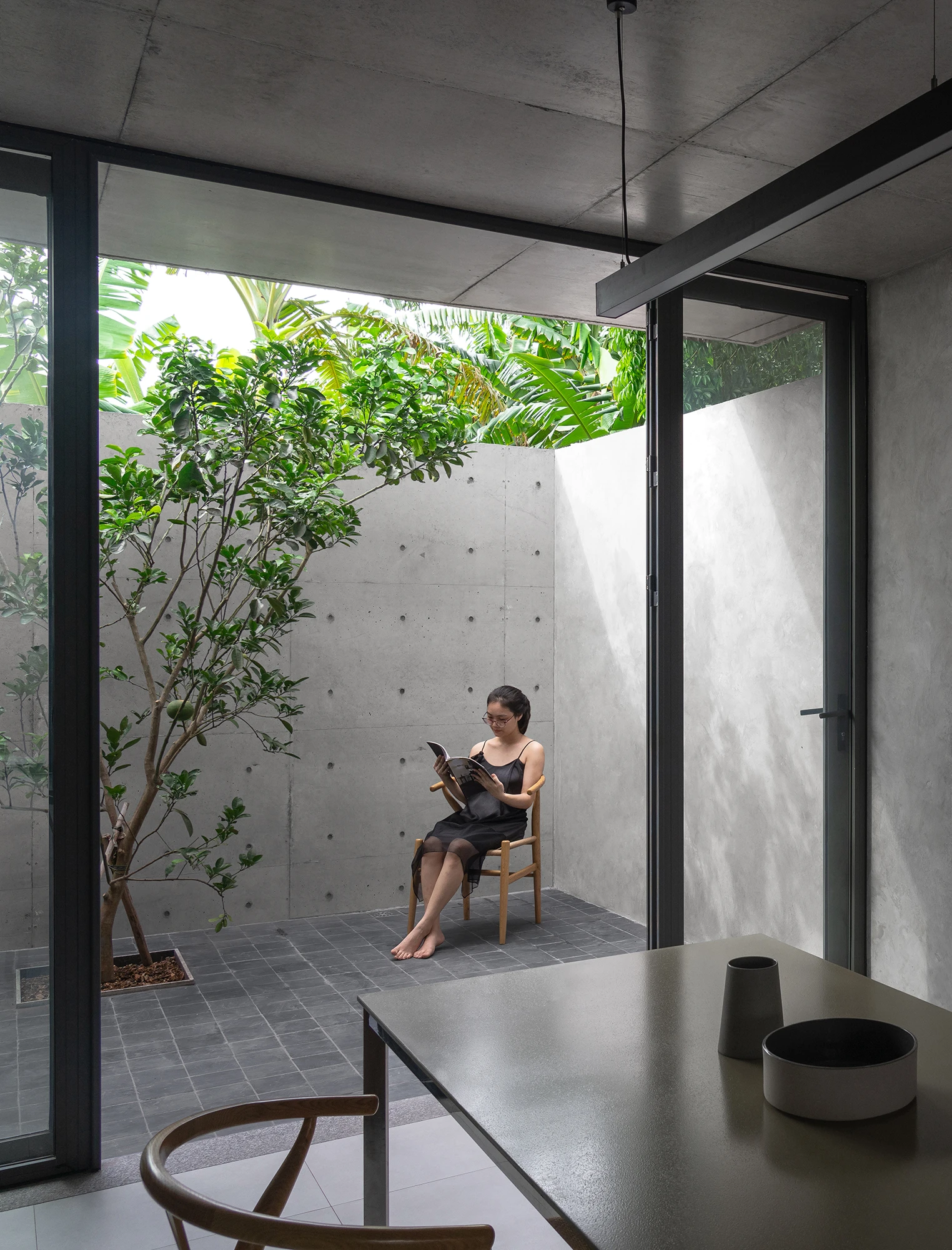 Bên cạnh phòng ăn, kiến trúc sư trồng một cây bưởi.