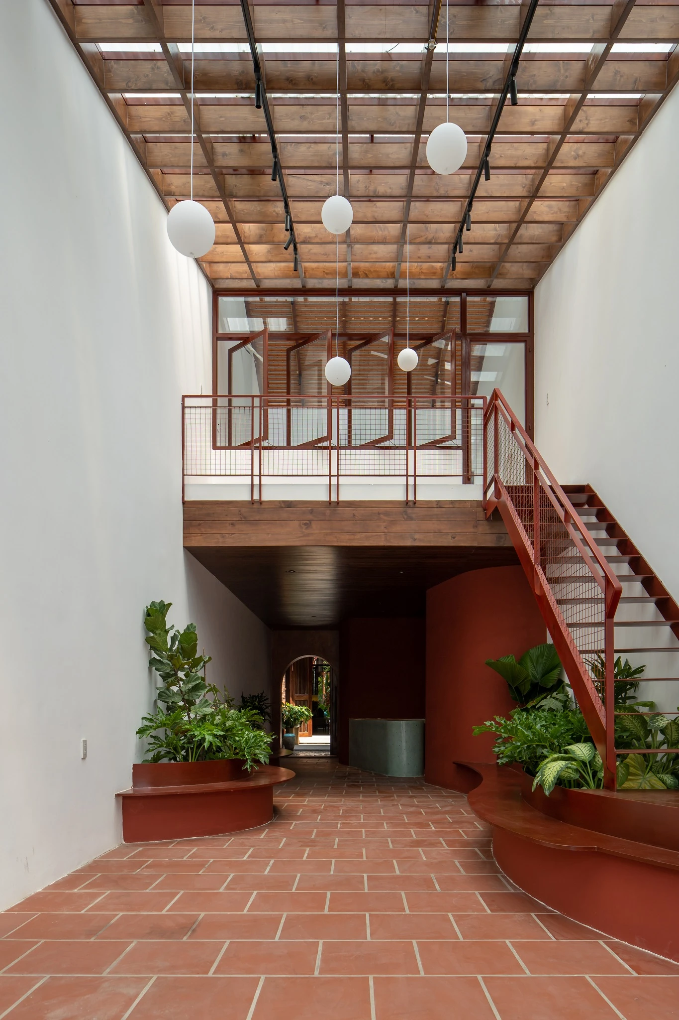 Nhà Cần Thơ được kiến trúc sư AD9 Architects xây dựng ý tưởng khiến con người gợi nhớ về cội nguồn và bản sắc văn hóa của ông cha. Nhà Cần Thơ được kiến trúc sư AD9 Architects xây dựng ý tưởng khiến con người gợi nhớ về cội nguồn và bản sắc văn hóa của ông cha.
