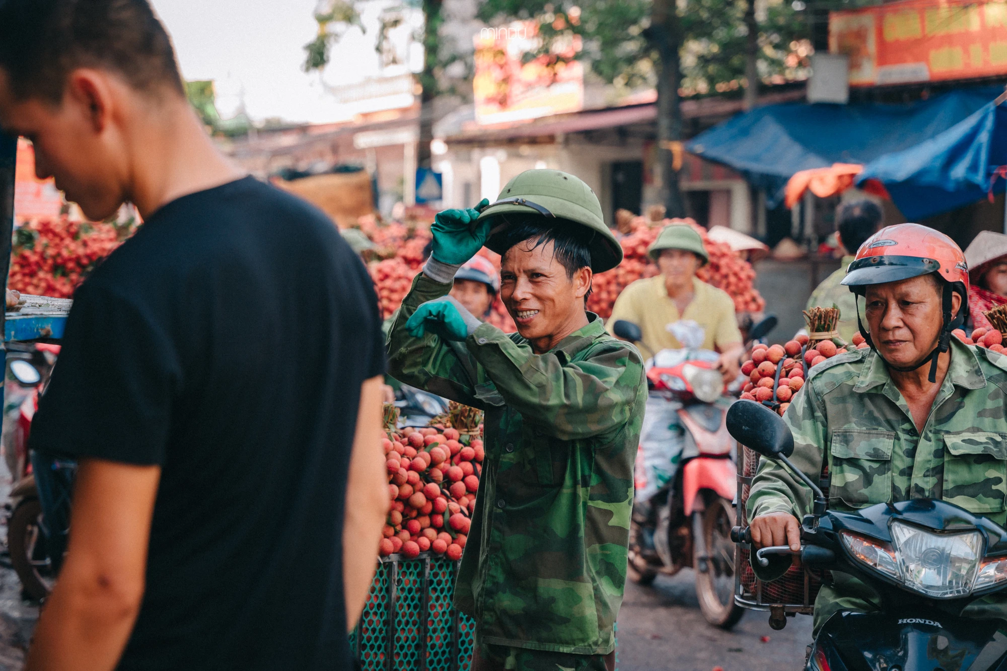 Khu chợ Tân Sơn tấp nập người dân buôn bán vải. Khu chợ Tân Sơn tấp nập người dân buôn bán vải.