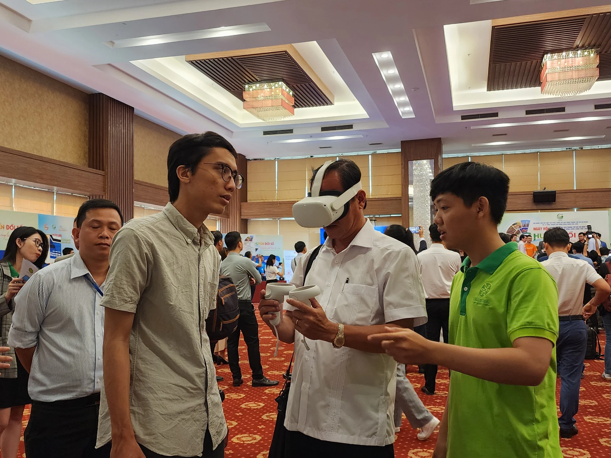 Các đại biểu trải nghiệm ứng dụng thực tế ảo tại ngày hội chuyển đổi số TP.HCM và 13 tỉnh, thành ĐBSCL. Ảnh: THU TRINH.