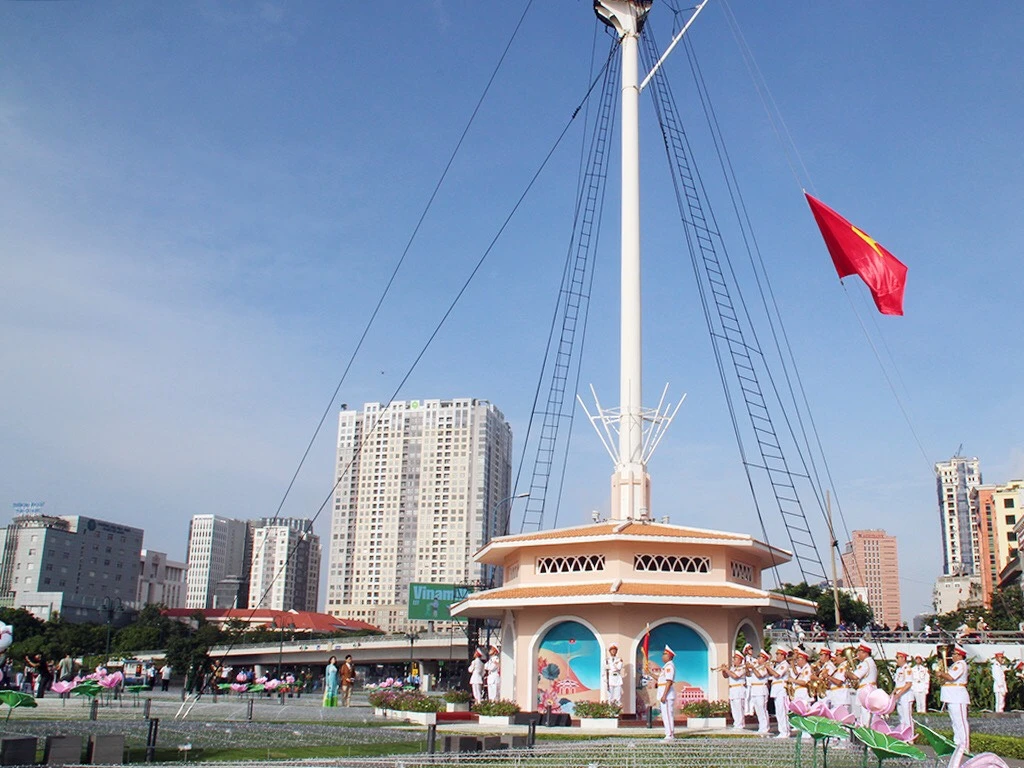 TP.HCM thực hiện nghi thức thượng cờ tại Cột cờ Thủ ngữ (quận 1, TP.HCM).