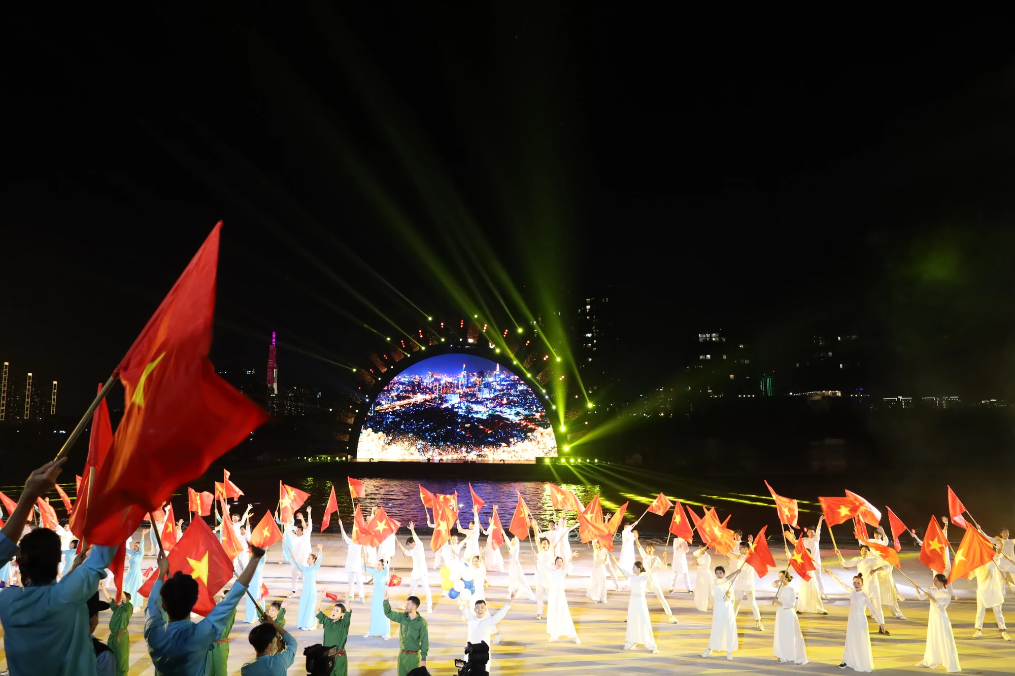 Các màn trình diễn khơi gợi tình yêu quê hương, đất nước. Các màn trình diễn khơi gợi tình yêu quê hương, đất nước.