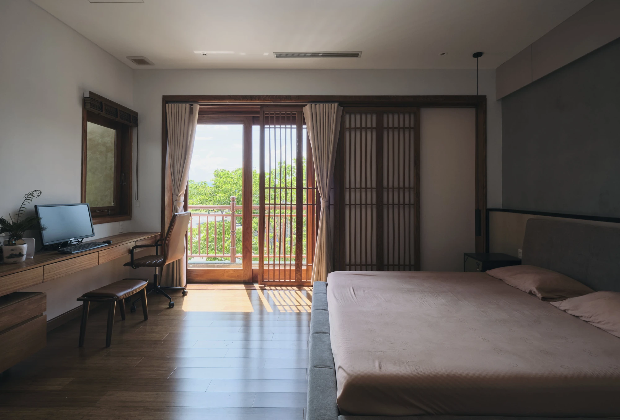 Phòng ngủ được thiết kế vô cùng tinh gọn, tiện lợi và được kiến trúc sư lồng ghép kiến trúc truyền thống Hội An. Phòng ngủ được thiết kế vô cùng tinh gọn, tiện lợi và được kiến trúc sư lồng ghép kiến trúc truyền thống Hội An.