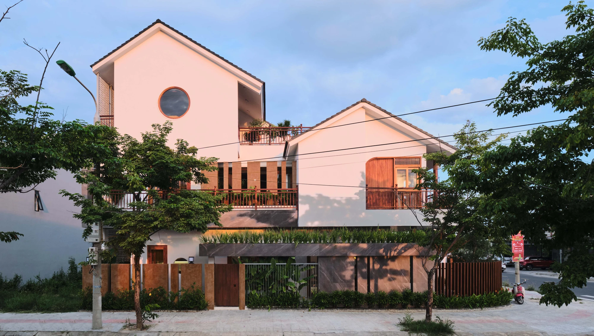 Vì mặt tiền chính ngôi nhà hướng tây nên kiến trúc sư đã đưa ra các giải pháp để khắc phục vấn đề thời tiết. Vì mặt tiền chính ngôi nhà hướng tây nên kiến trúc sư đã đưa ra các giải pháp để khắc phục vấn đề thời tiết.