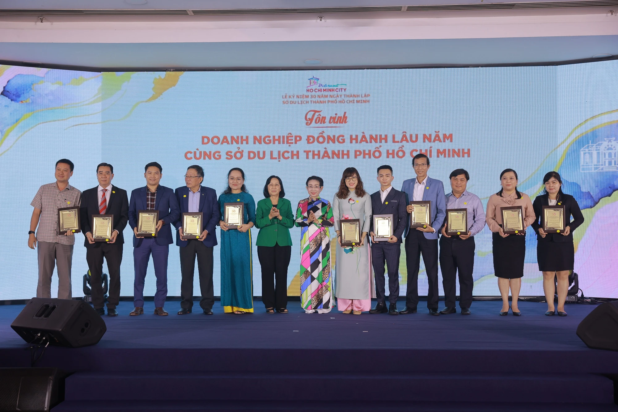 Sở Du lịch tôn vinh doanh nghiệp đồng hành lâu năm. Sở Du lịch tôn vinh doanh nghiệp đồng hành lâu năm.