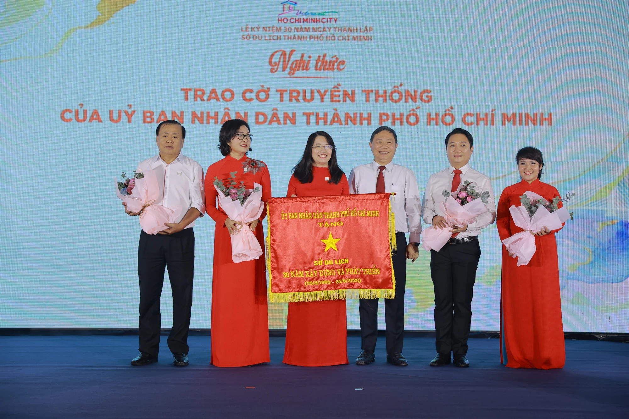 Sở Du lịch TP.HCM đã vinh dự được nhận Cờ truyền thống của UBND TP ghi nhận những đóng góp của Sở Du lịch trong 30 năm qua. Sở Du lịch TP.HCM đã vinh dự được nhận Cờ truyền thống của UBND TP ghi nhận những đóng góp của Sở Du lịch trong 30 năm qua.