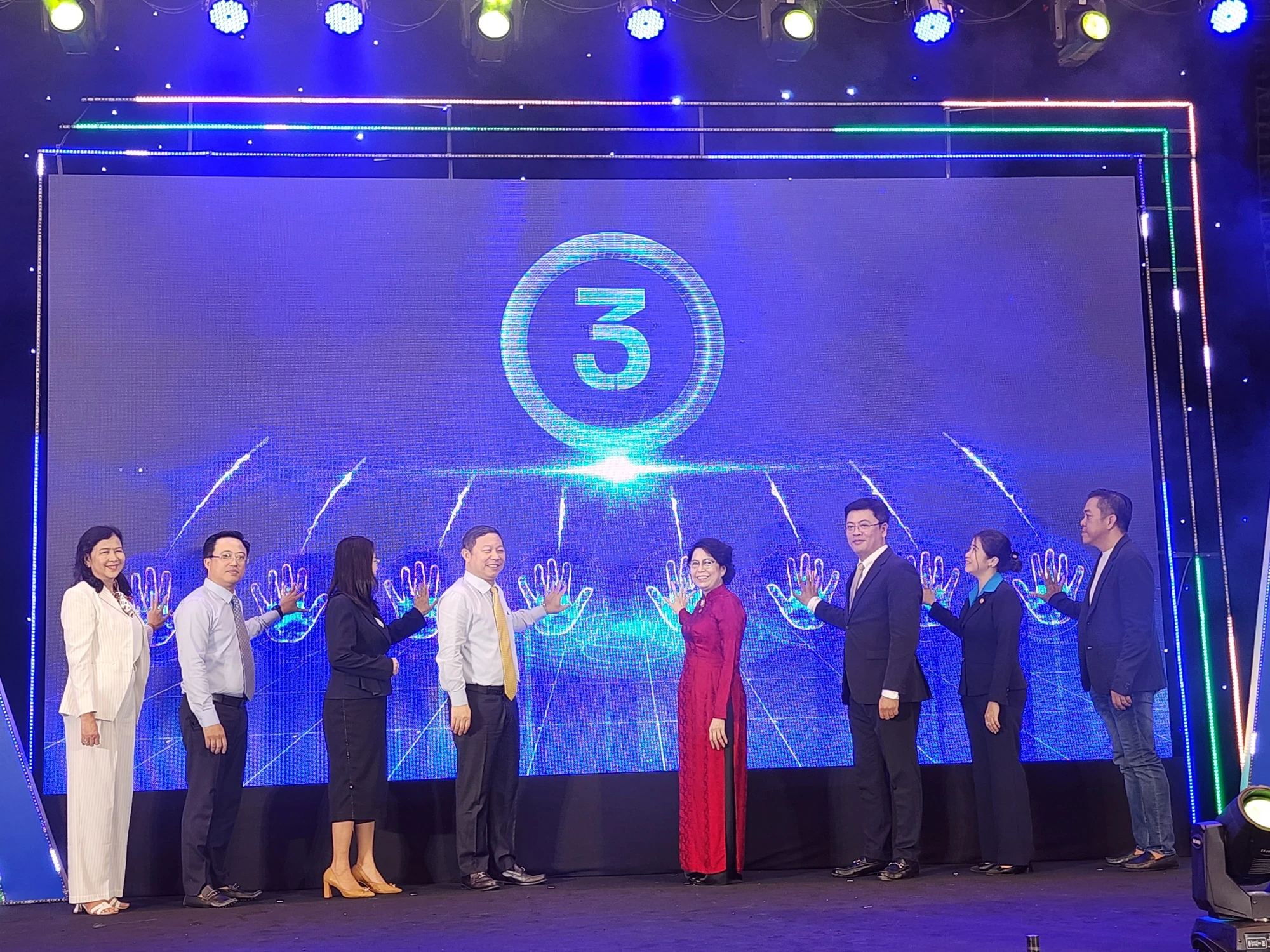 Lãnh đạo TP.HCM, UBND quận 1 và sở ngành, hiệp hội ẩm thực TP.HCM thực hiện nghi thức khai mạc.