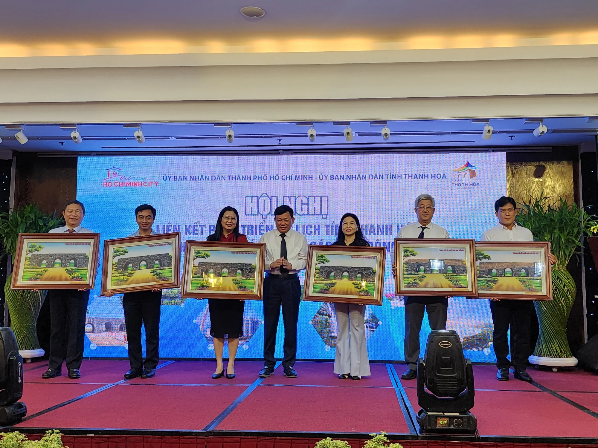 Lãnh đạo tỉnh Thanh Hóa tặng quà lưu niệm cho TP.HCM và các tỉnh Đông Nam Bộ.