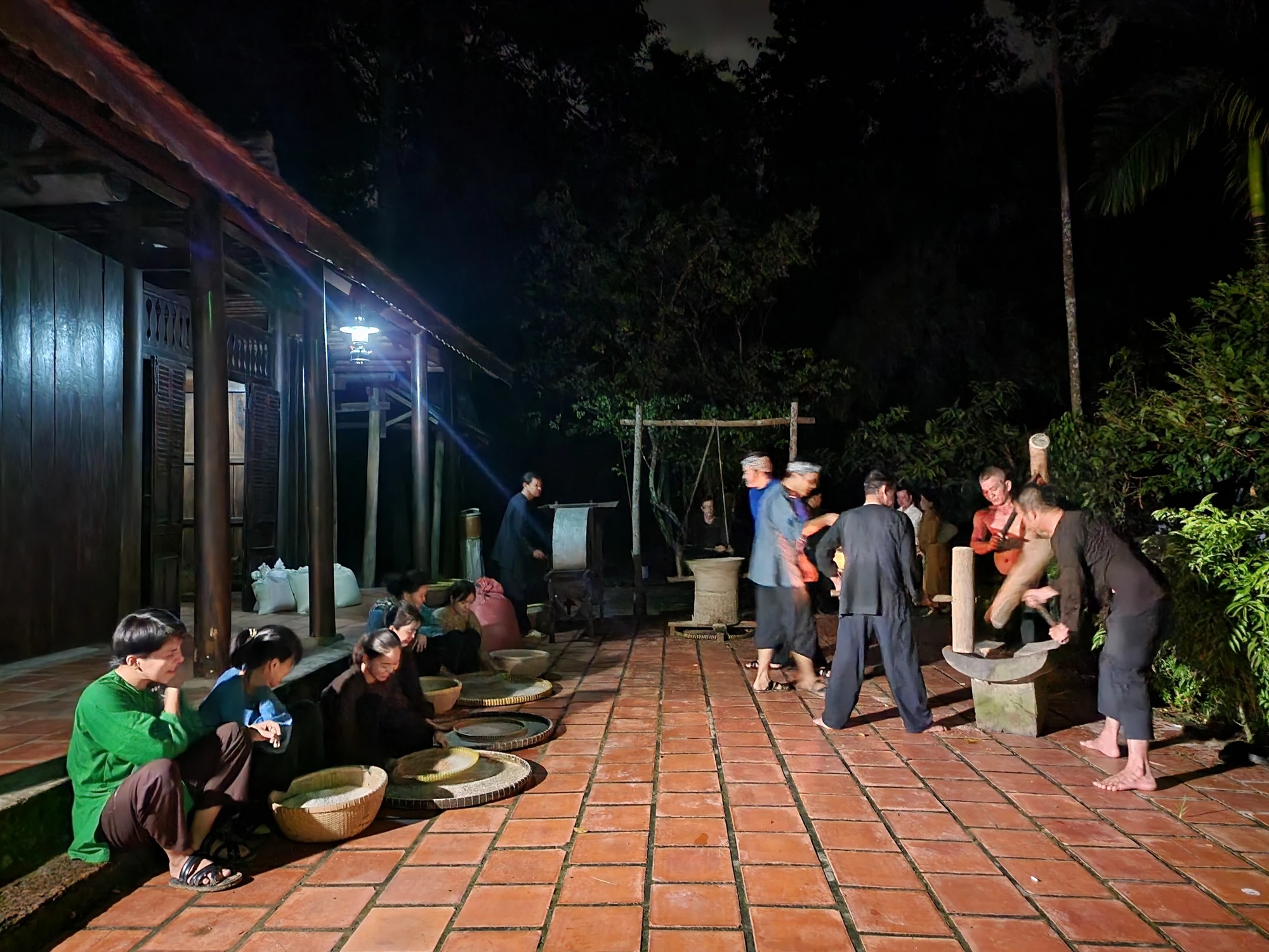 Người dân tăng gia sản xuất… xay lúa, giã gạo.