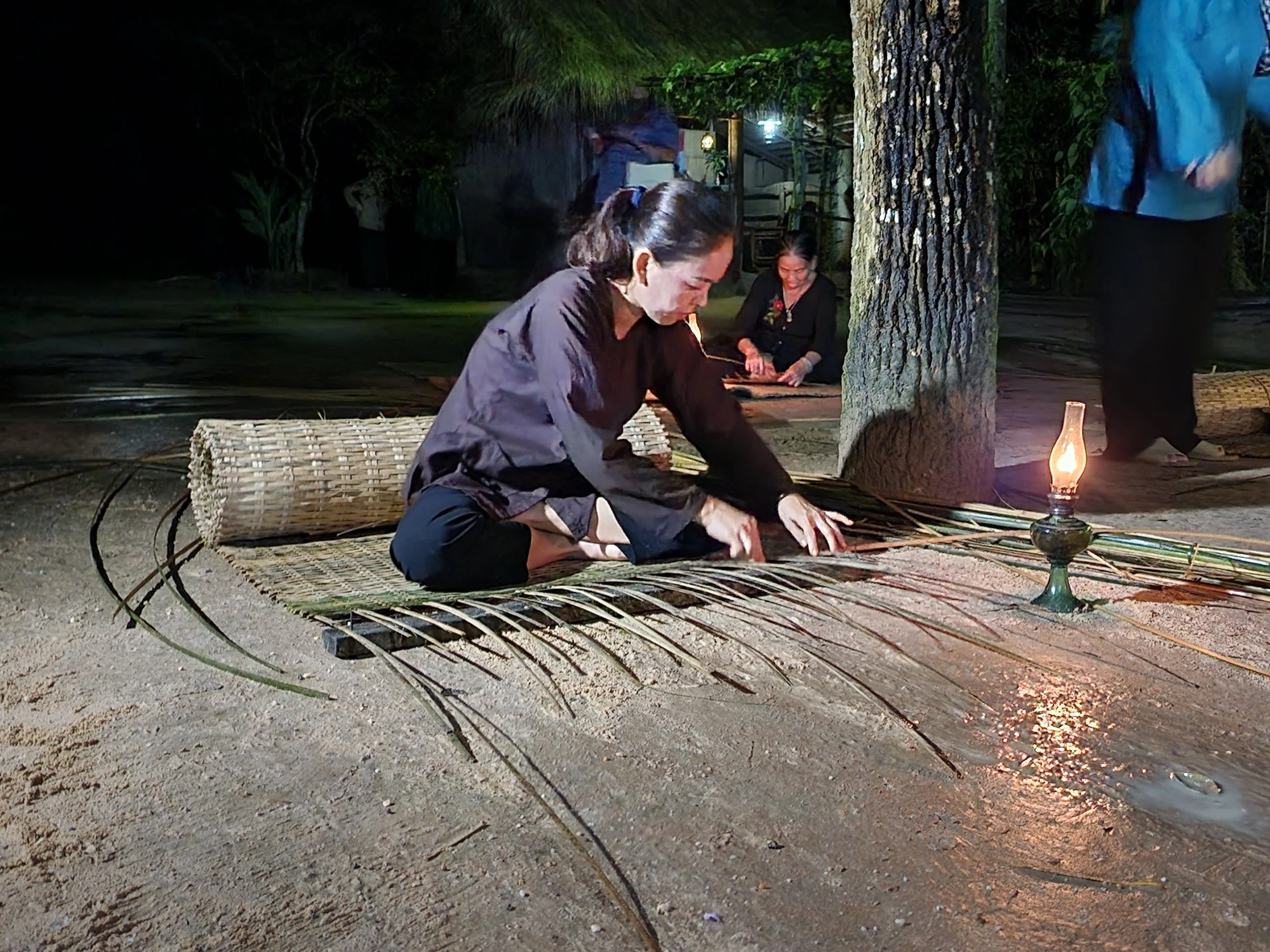 Cảnh chẻ nang, đương bồ, rổ, rá, ky, vừng, sàng… dưới ánh trăng.