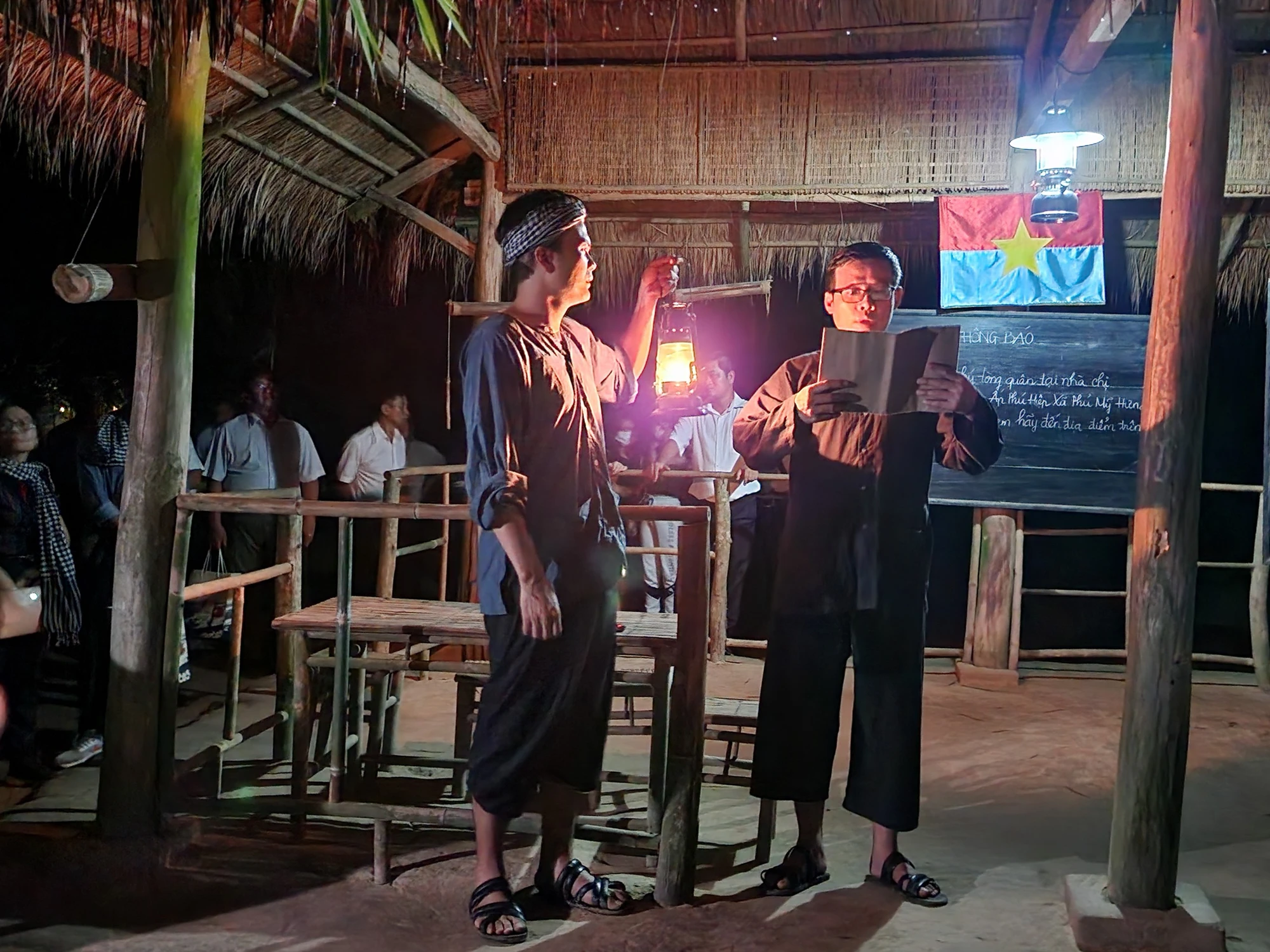 Cán bộ thông tin về tình hình chiến sự.