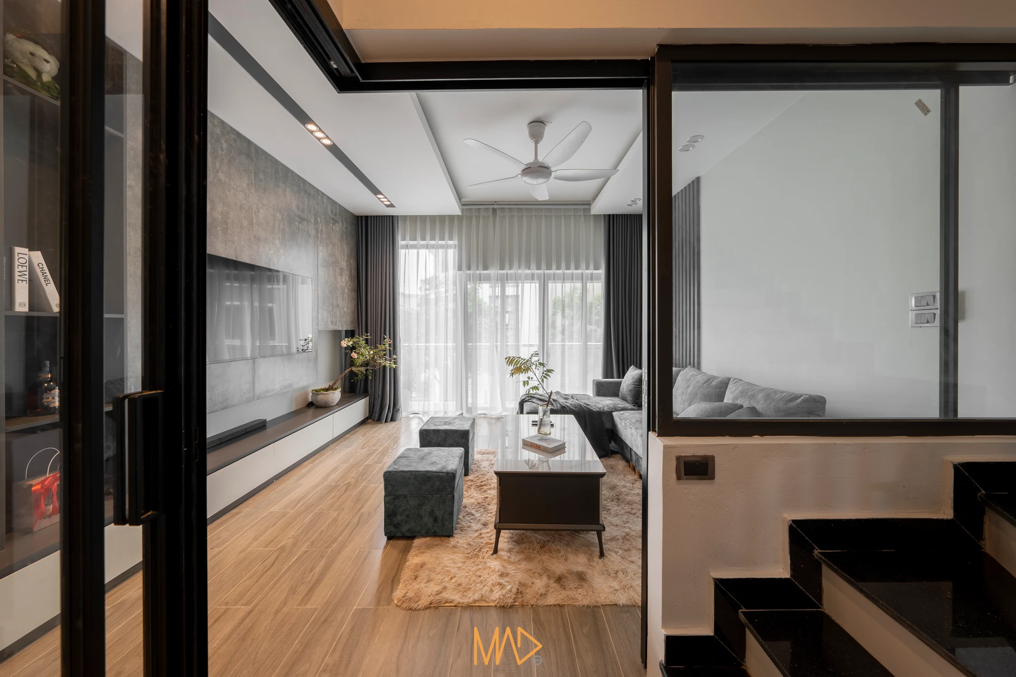 Tầng hai là phòng ngủ của bà và phòng khách. Tầng hai là phòng ngủ của bà và phòng khách.