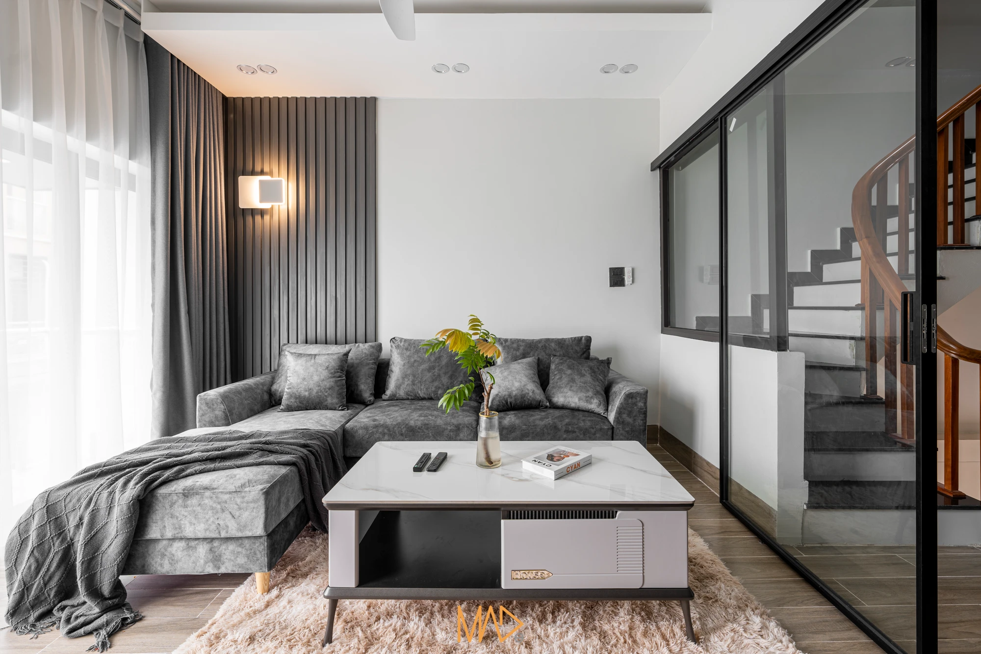 Cả nhà cùng nhau ở trong phòng sinh hoạt chung – phòng khách. Cả nhà cùng nhau ở trong phòng sinh hoạt chung – phòng khách.