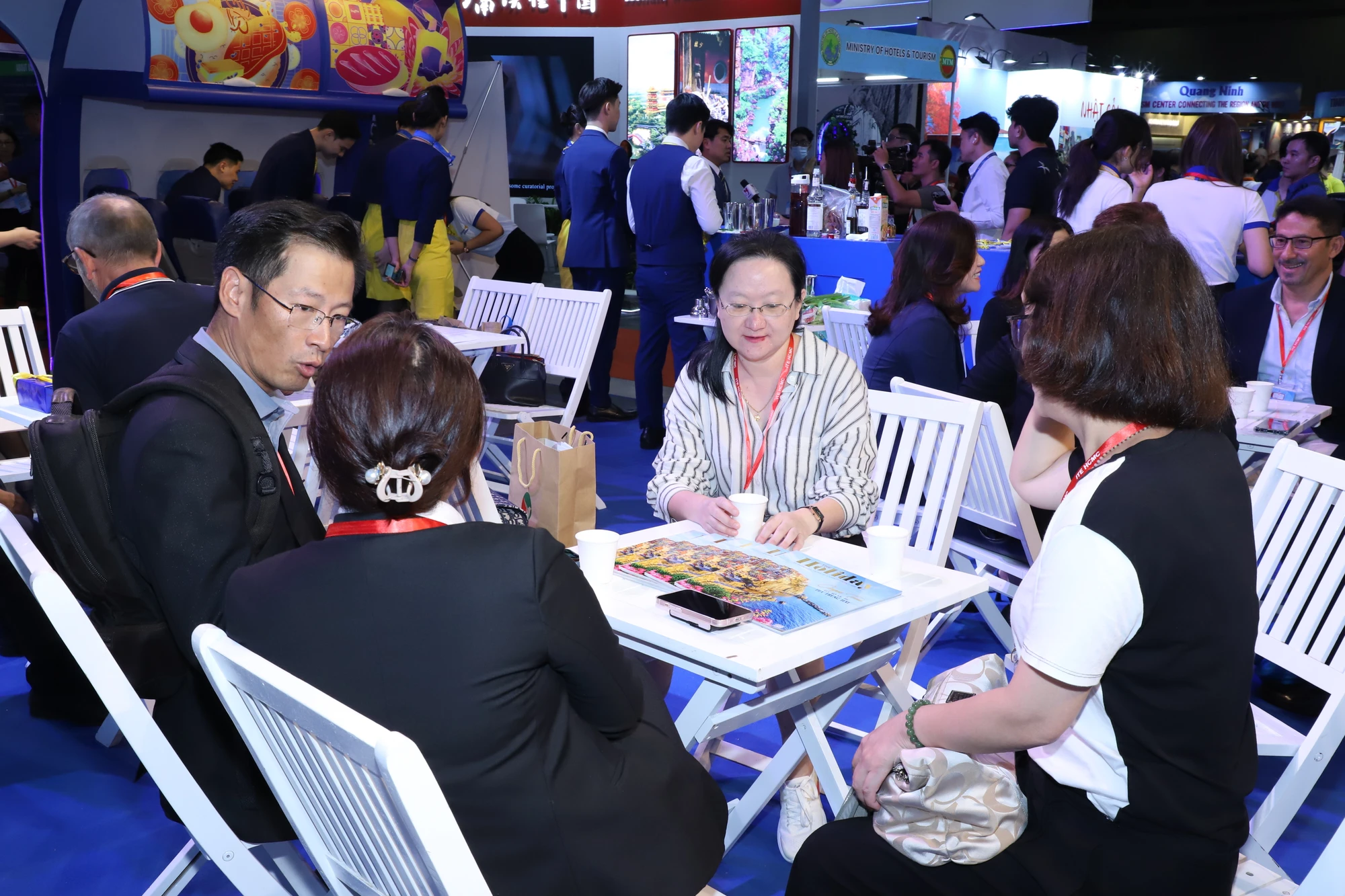 Người mua quốc tế tìm hiểu thông tin du lịch tại gian hàng công ty Vietravel. Người mua quốc tế tìm hiểu thông tin du lịch tại gian hàng công ty Vietravel.