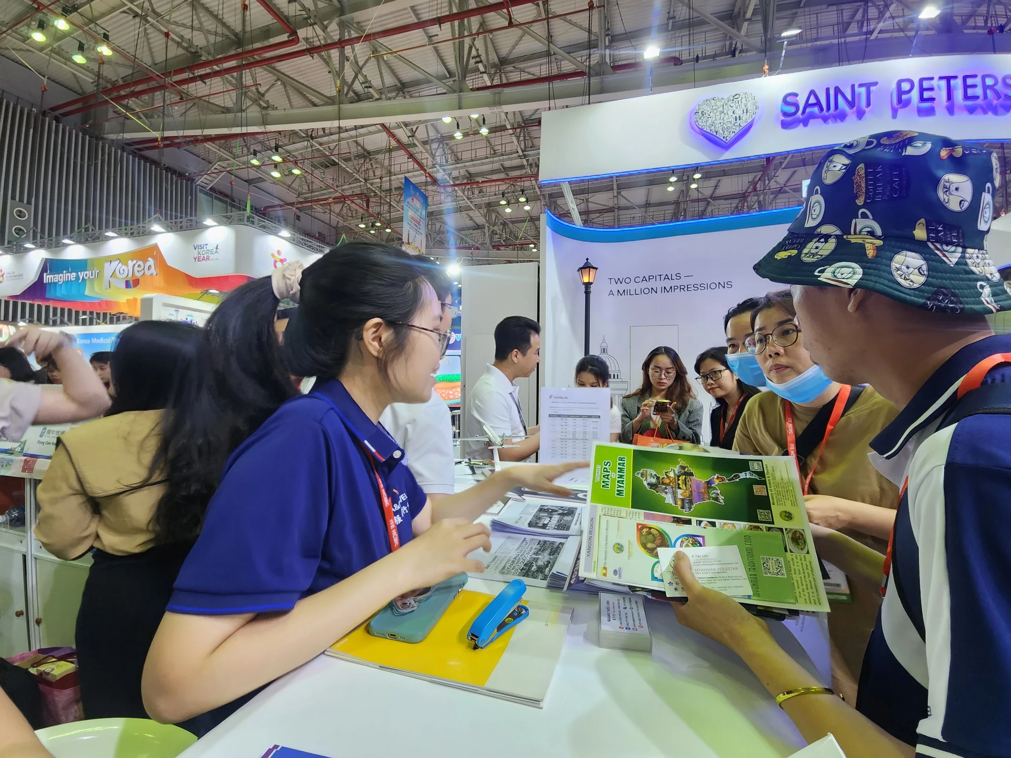 Nhiều nước tham gia các gian hàng hội chợ như Thái Lan, Singapore, Anh, Ba Lan, Nhật Bản... Nhiều nước tham gia các gian hàng hội chợ như Thái Lan, Singapore, Anh, Ba Lan, Nhật Bản...