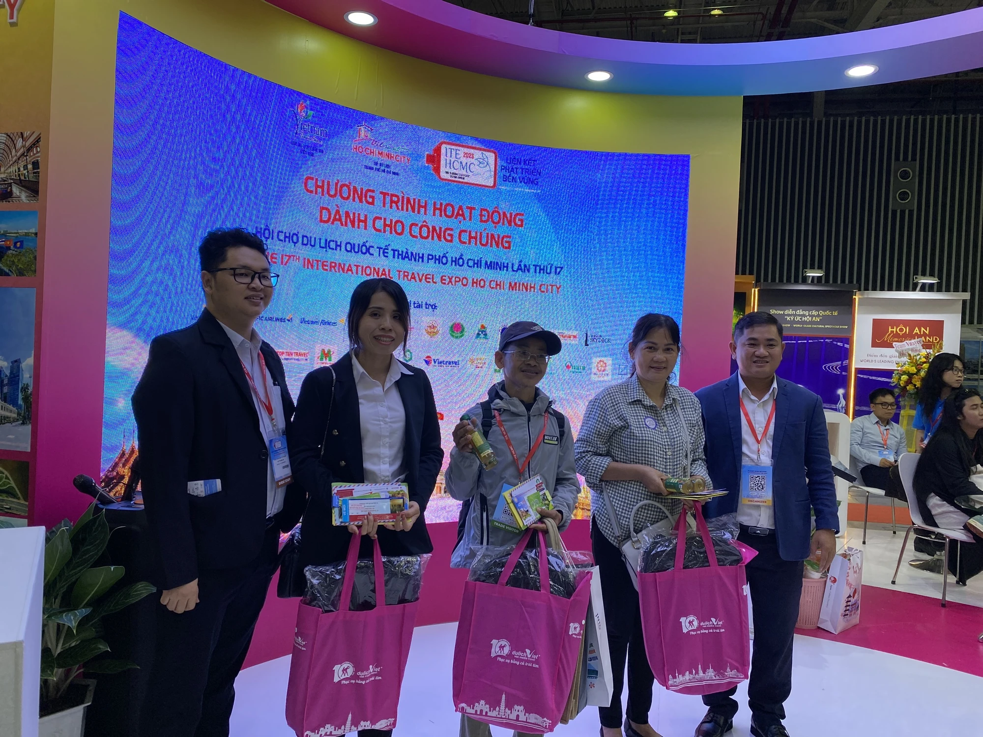 Công ty Du lịch Việt hưởng ứng ngày hội cùng Sở Du lịch TP với 500 voucher giảm giá du lịch (tối đa trị giá 2.000.000/voucher) và 20 cái balo du lịch. Công ty Du lịch Việt hưởng ứng ngày hội cùng Sở Du lịch TP với 500 voucher giảm giá du lịch (tối đa trị giá 2.000.000/voucher) và 20 cái balo du lịch.