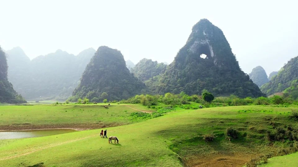 Núi Mắt Thần (hay Núi Thủng Phja Piót) là một điểm đến tham quan hấp dẫn du khách ở Cao Bằng.