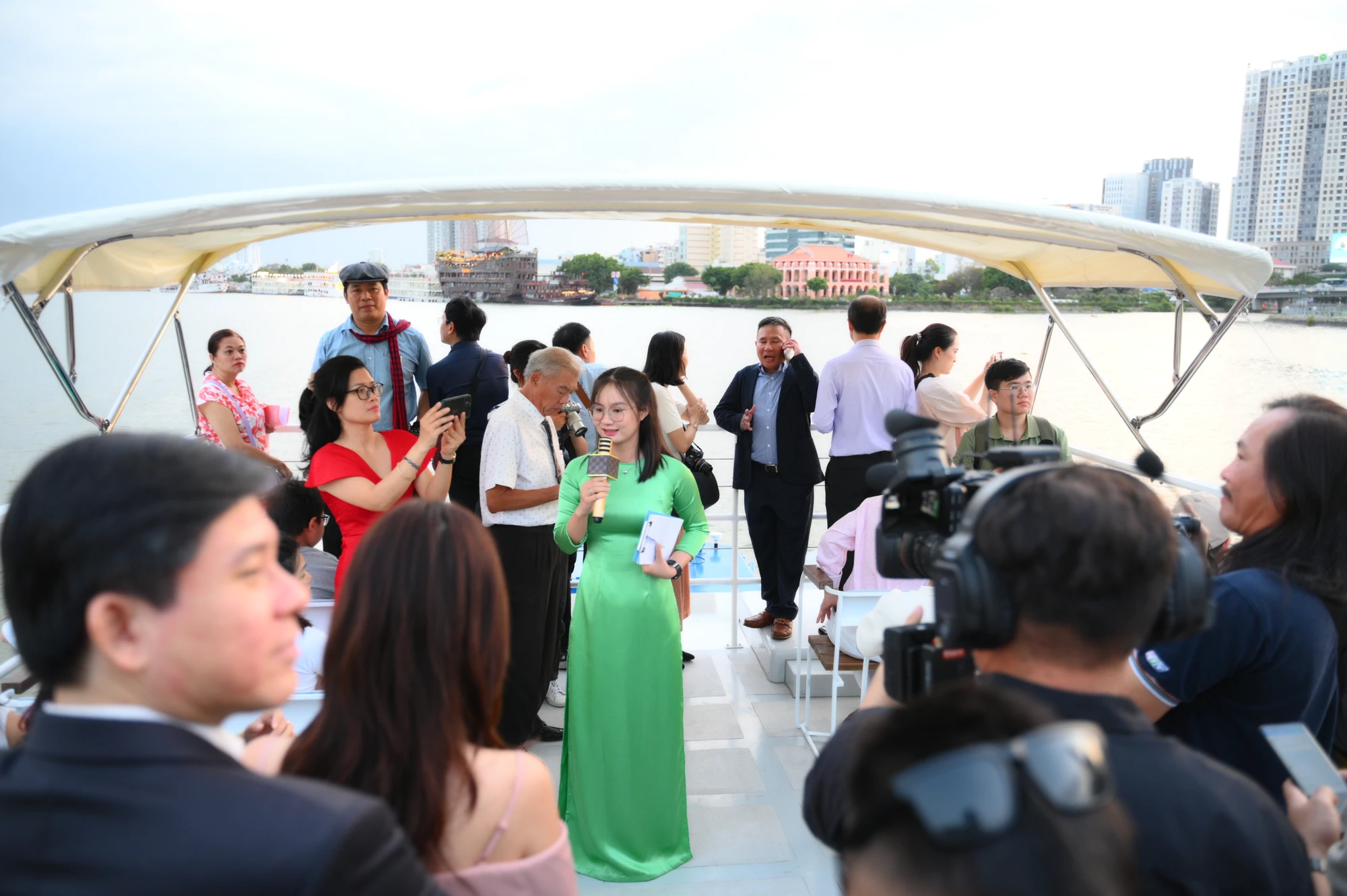 Thưởng ngoạn sông Sài Gòn bằng buýt sông hai tầng hút khách dịp Tết Dương lịch 2024.
