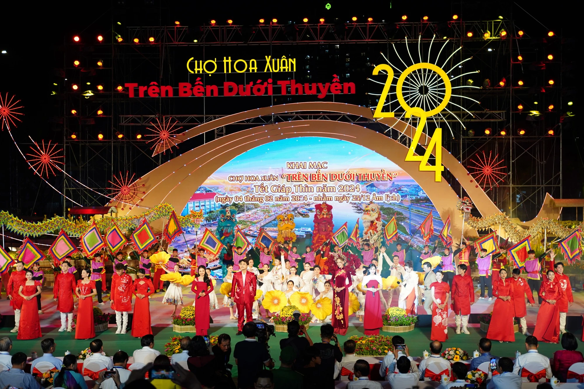 Khai mạc chợ Hoa Xuân “Trên bến dưới thuyền” tại bến Bình Đông (quận 8). Ảnh: Thuận Văn.