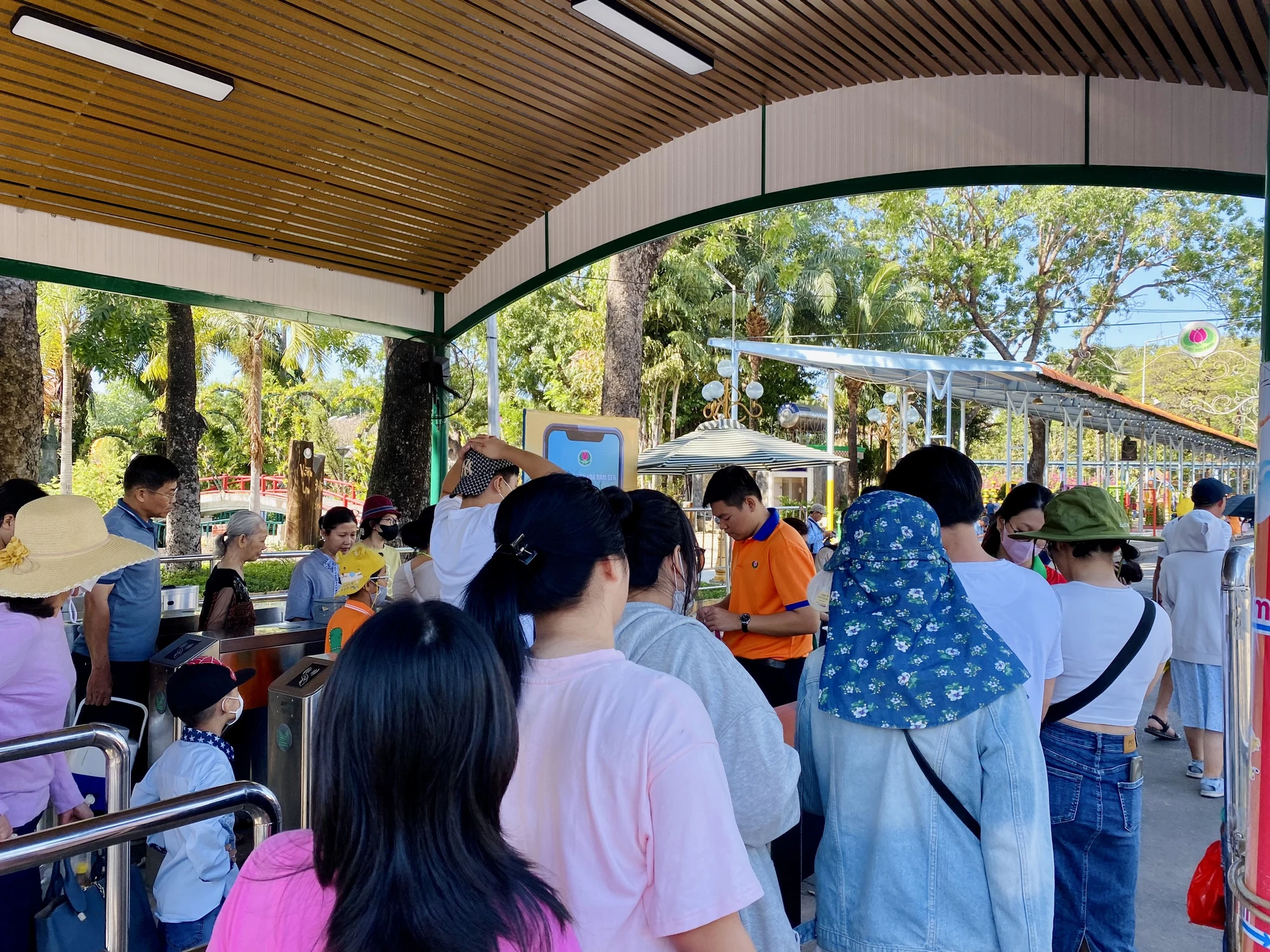 Tại Công viên Văn hóa Đầm Sen (quận 11), khách du lịch xếp hàng qua cổng soát vé.