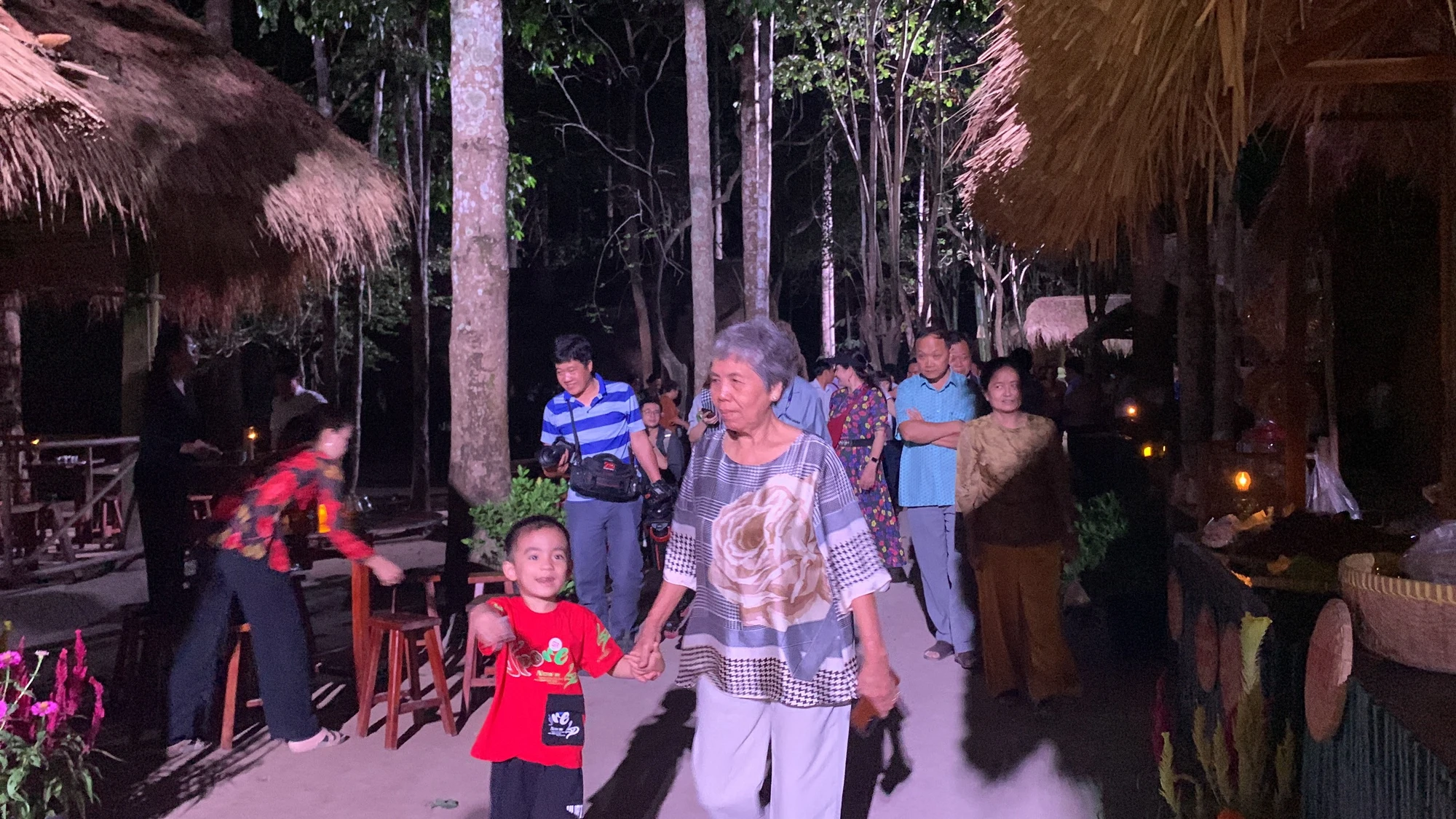 Đến với khu chợ quê vào ban đêm tại Địa đạo Củ Chi, du khách dừng chân thưởng thức những món ăn dân dã của địa phương như khoai mì, khoai môn, đậu phộng rang, hủ tiếu, cháo gà...