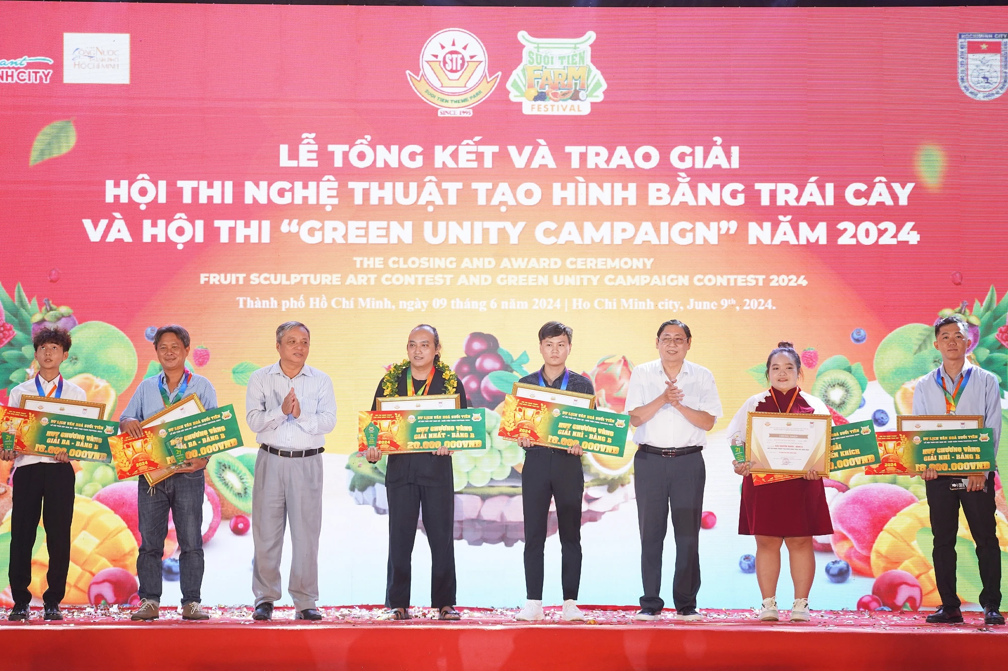 Sáng 9-6, Ban tổ chức trao giải cho các nghệ nhân đạt giải trong hội thi tạo hình bằng trái cây Nam Bộ
