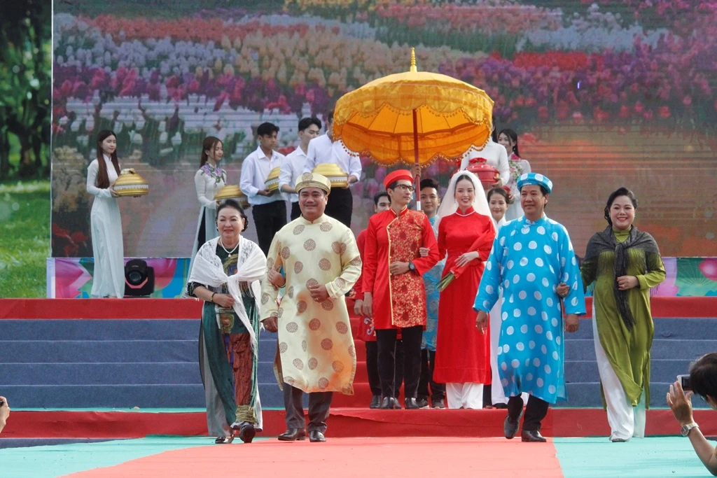 trinh-dien-ao-dai-3.JPG