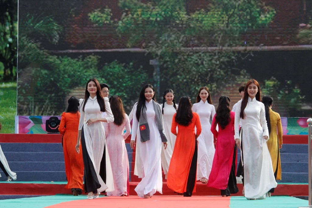 trinh-dien-ao-dai-5.JPG