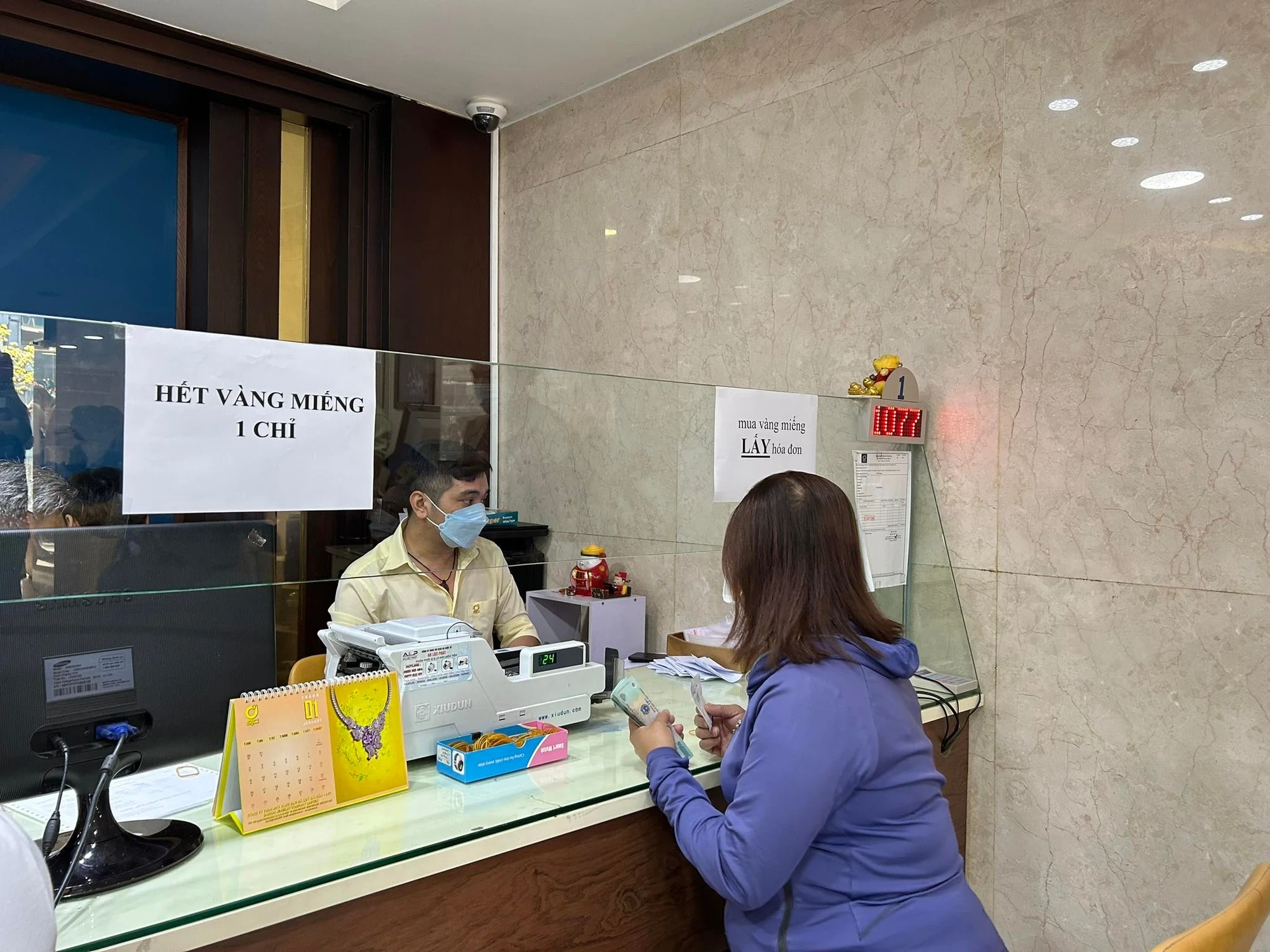 Vàng miếng SJC loại một chỉ cháy hàng trên toàn thị trường. Vàng miếng SJC loại một chỉ cháy hàng trên toàn thị trường.