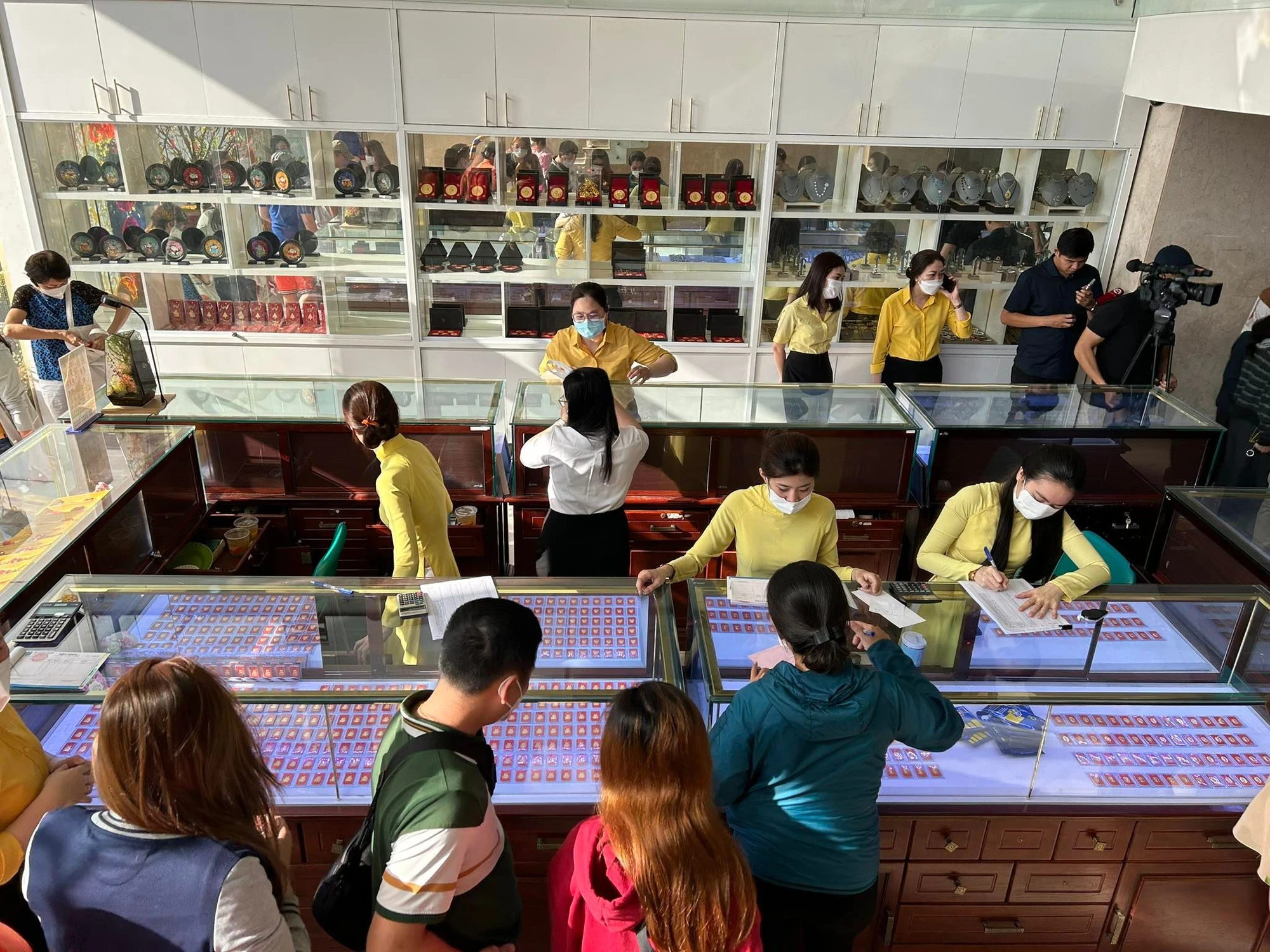 Ghi nhận của PLO vào đầu giờ sáng, lượng khách hàng đến Công ty SJC mua vàng không quá đông, khách hàng chỉ cần chờ khoảng 20-30 phút là tới lượt mình. Ghi nhận của PLO vào đầu giờ sáng, lượng khách hàng đến Công ty SJC mua vàng không quá đông, khách hàng chỉ cần chờ khoảng 20-30 phút là tới lượt mình.