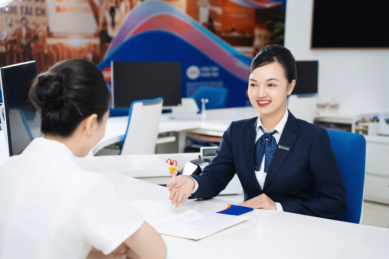Các giao dịch ngân hàng kể từ ngày 1-1-2025 sẽ không thể thực hiện nếu khách hàng không xác thực sinh trắc học