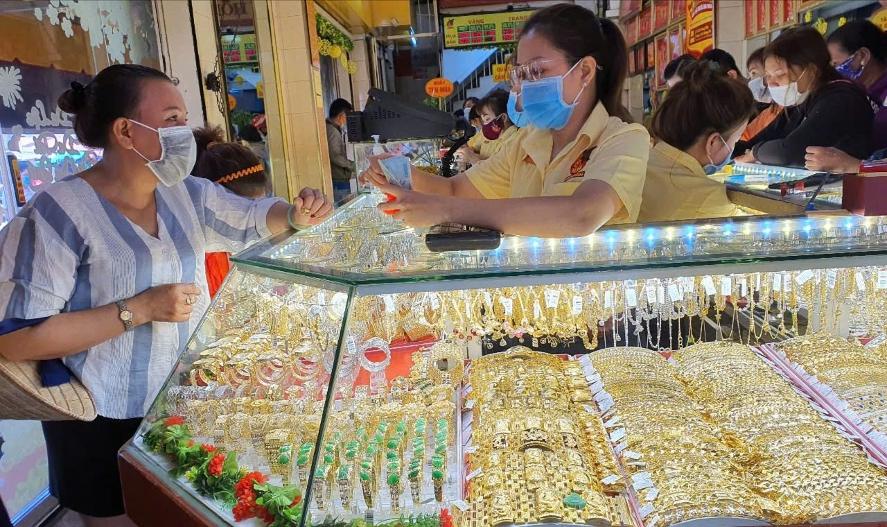 Thị trường vàng trong nước không được nhập vàng nguyên liệu trong suốt hơn chục năm trở lại đây