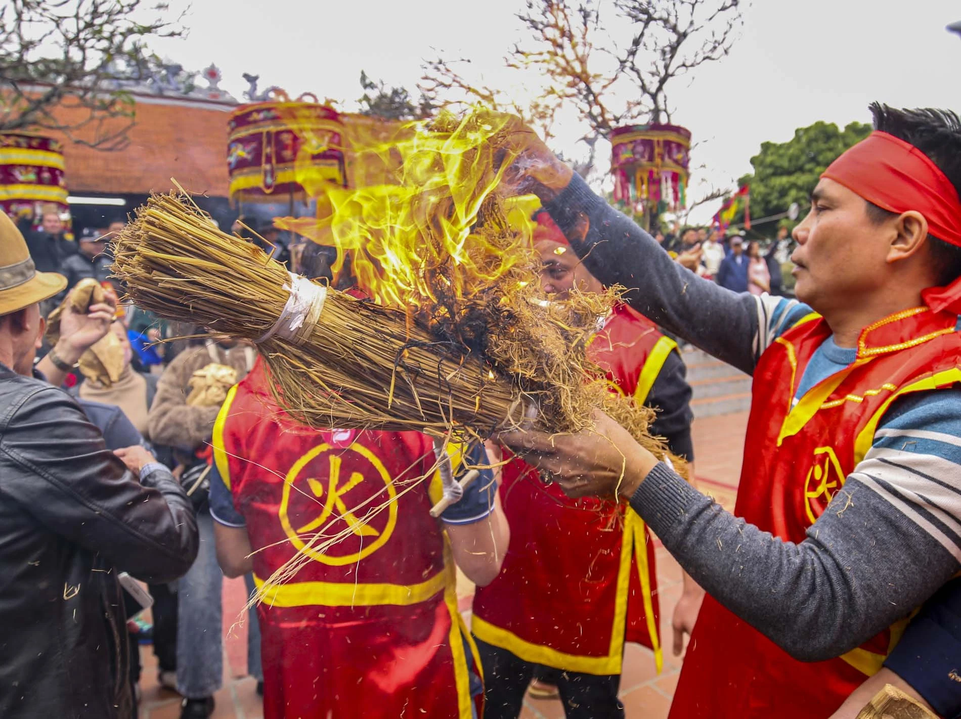 Sân đình làng Thị Cấm đỏ lửa hội thi nấu cơm