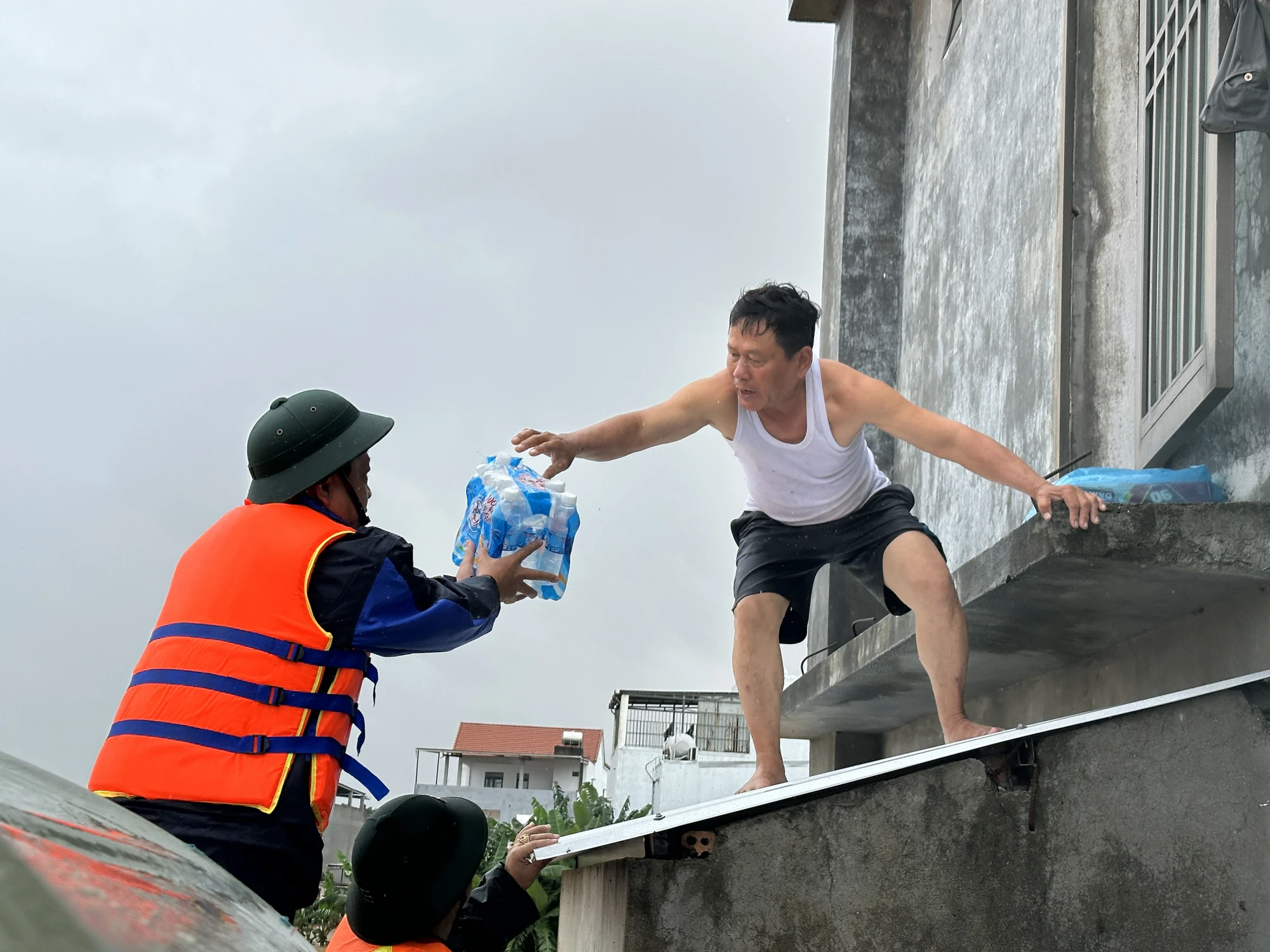 Người dân vùng rốn lũ mừng rỡ khi được tiếp tế nước sạch