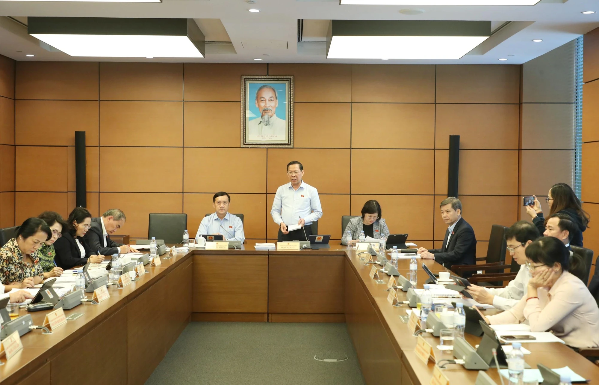 Đoàn đại biểu Quốc Hội TP.HCM thảo luận tại tổ tại Kỳ họp Quốc Hội Đoàn đại biểu Quốc Hội TP.HCM thảo luận tại tổ tại Kỳ họp Quốc Hội